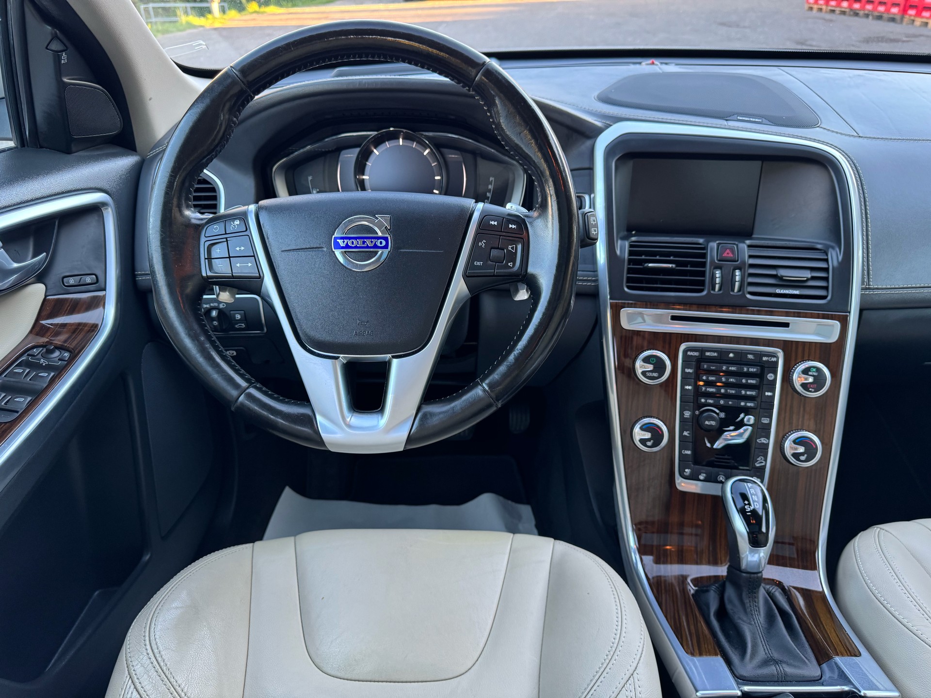 VOLVO XC60 2.4 D5 Executive Plus AWD S/S-image-19