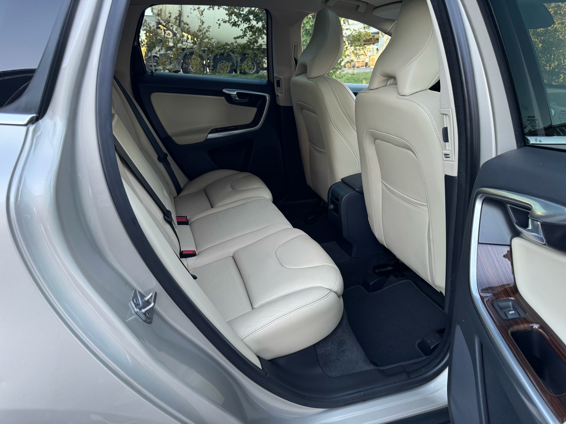 VOLVO XC60 2.4 D5 Executive Plus AWD S/S-image-13