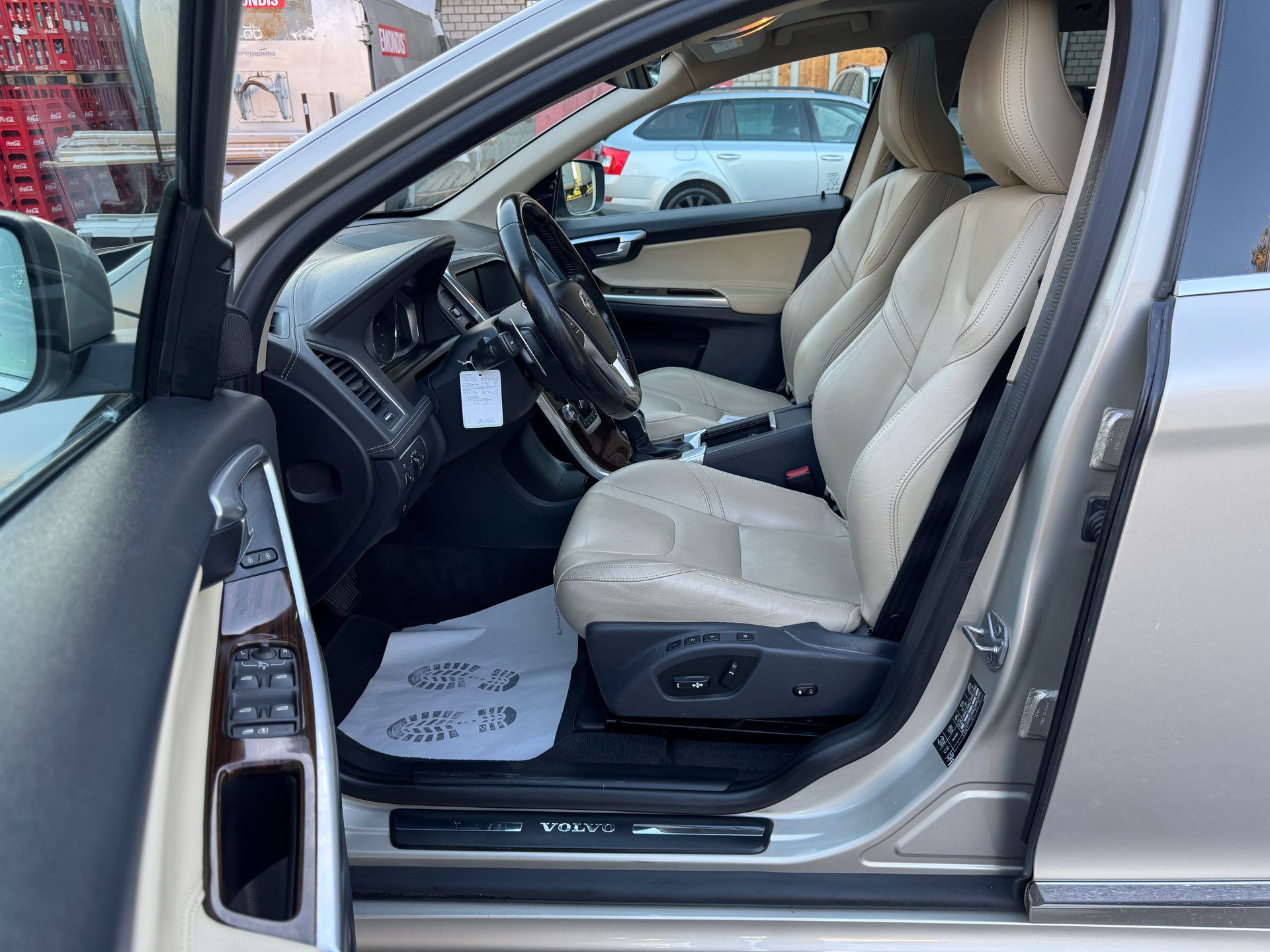 VOLVO XC60 2.4 D5 Executive Plus AWD S/S-image-14