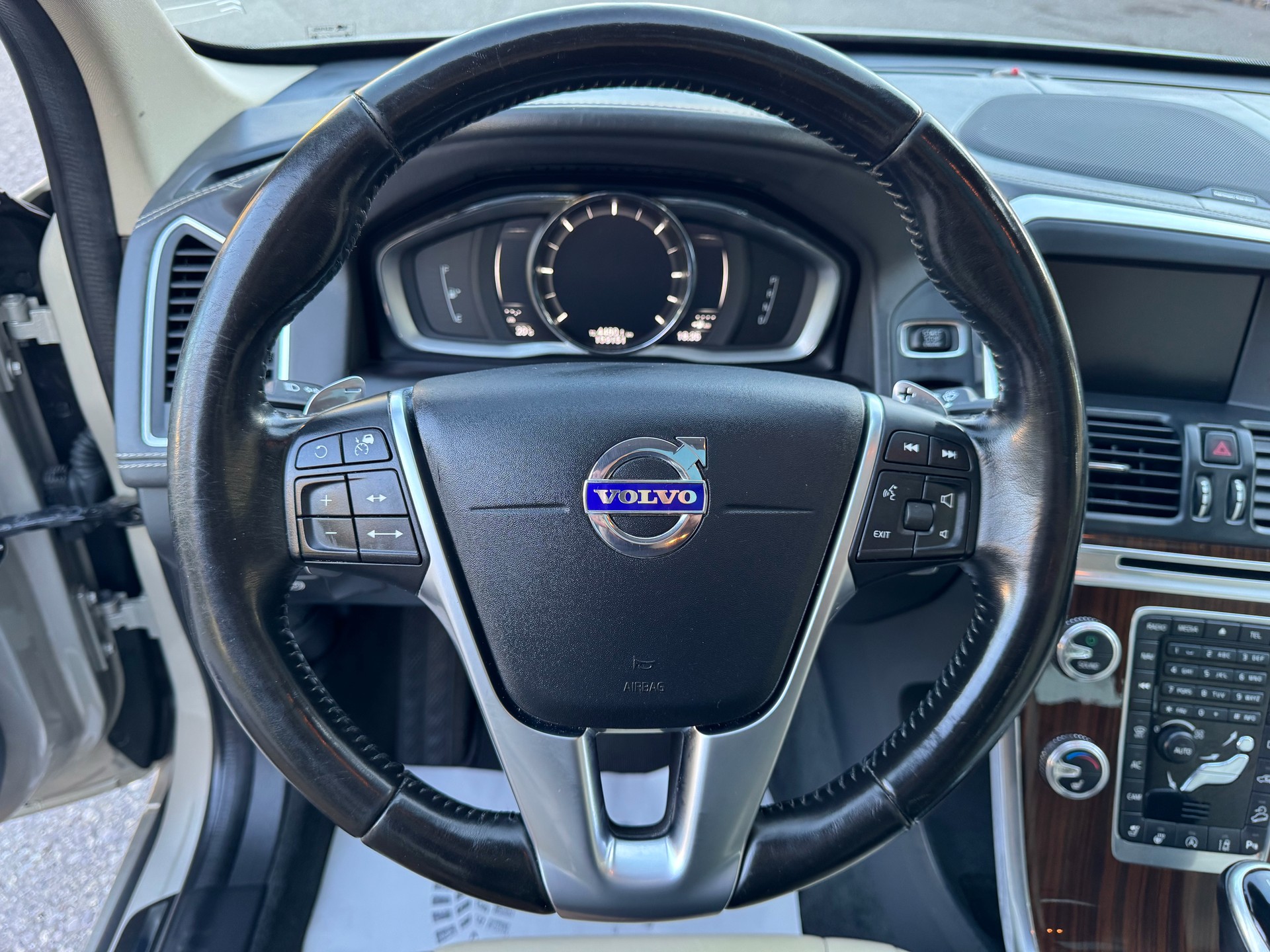 VOLVO XC60 2.4 D5 Executive Plus AWD S/S-image-21