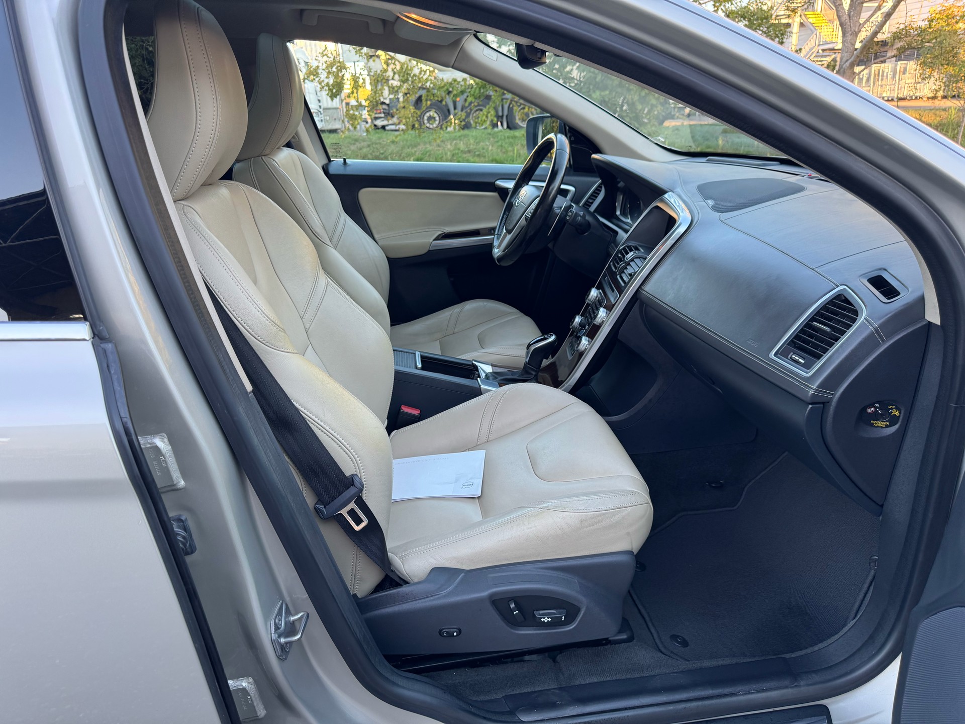 VOLVO XC60 2.4 D5 Executive Plus AWD S/S-image-11