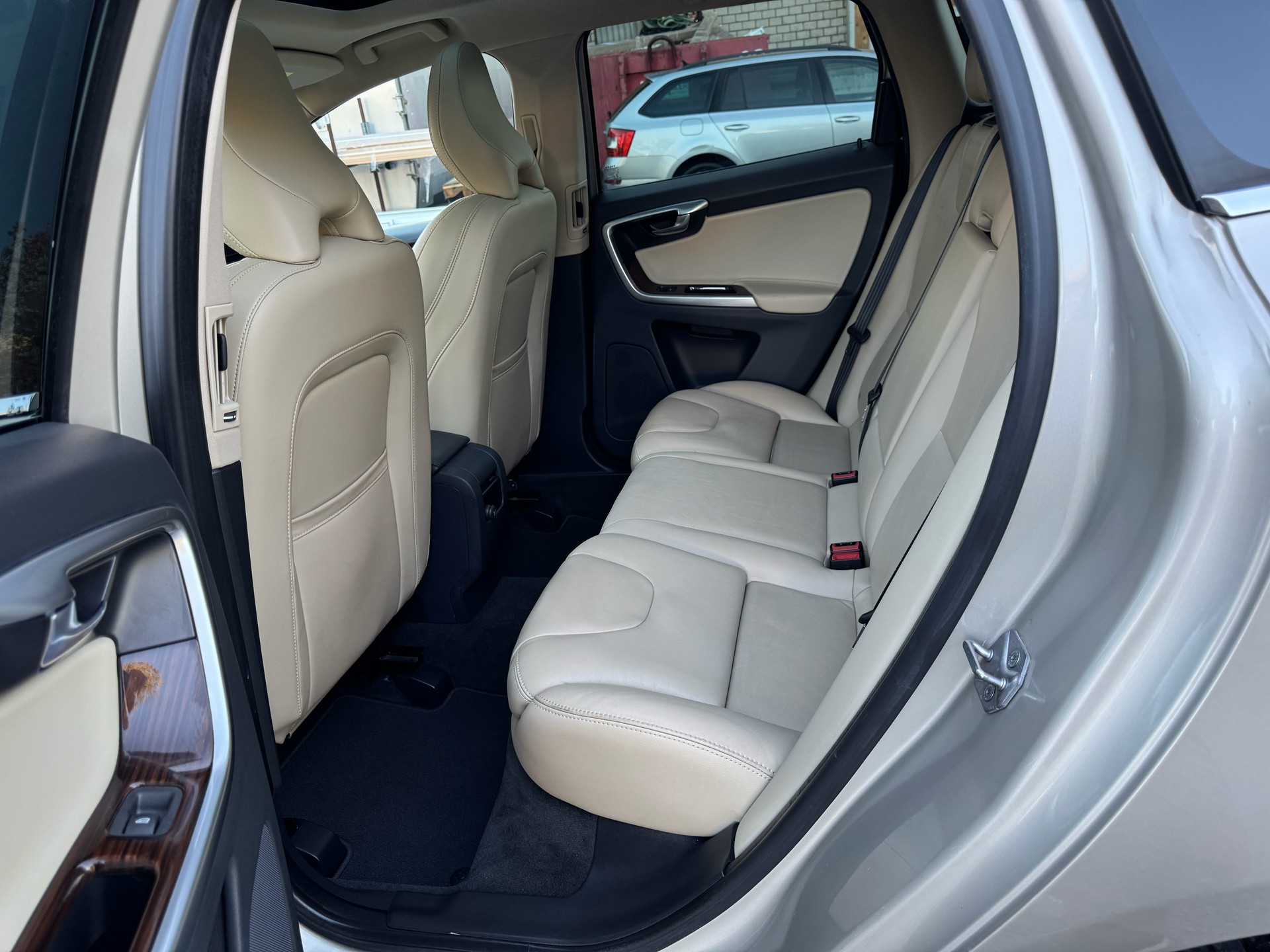 VOLVO XC60 2.4 D5 Executive Plus AWD S/S-image-18