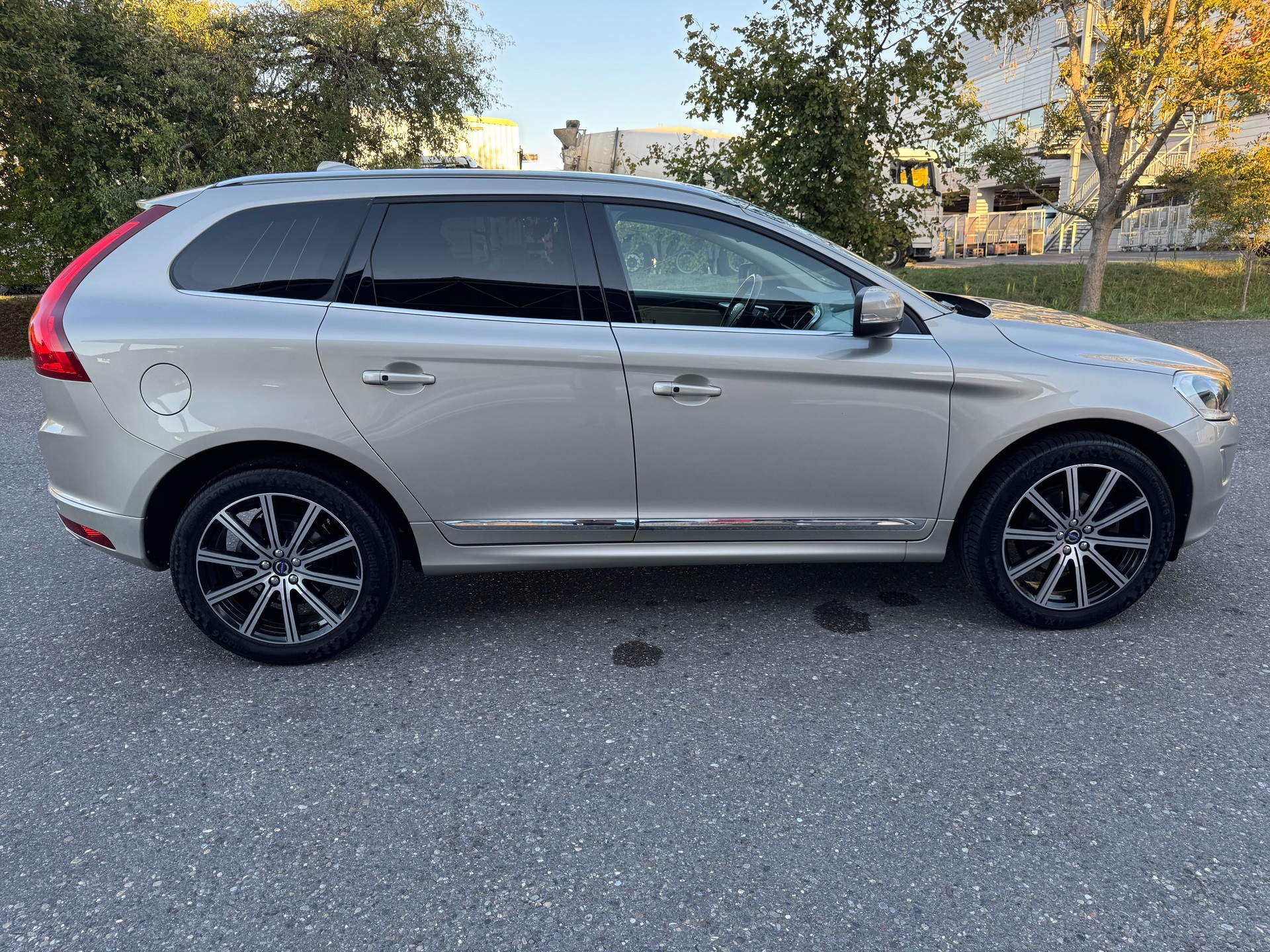 VOLVO XC60 2.4 D5 Executive Plus AWD S/S-image-10