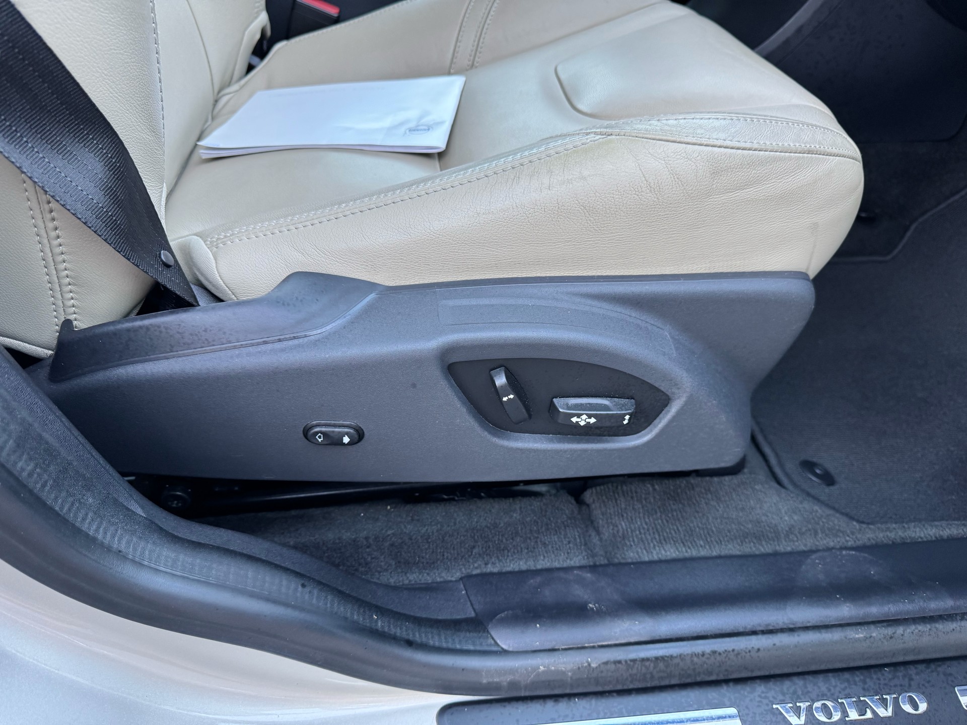 VOLVO XC60 2.4 D5 Executive Plus AWD S/S-image-12