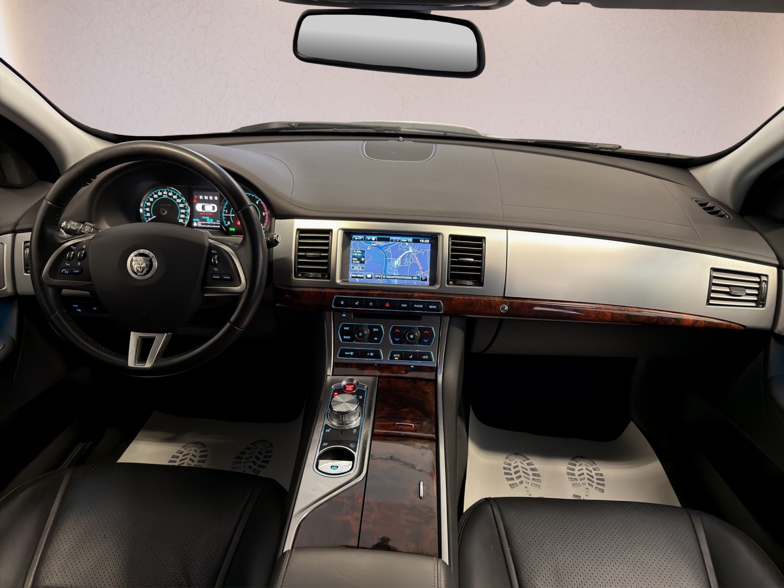 JAGUAR XF 3.0d V6 Luxury-showroom-element-3