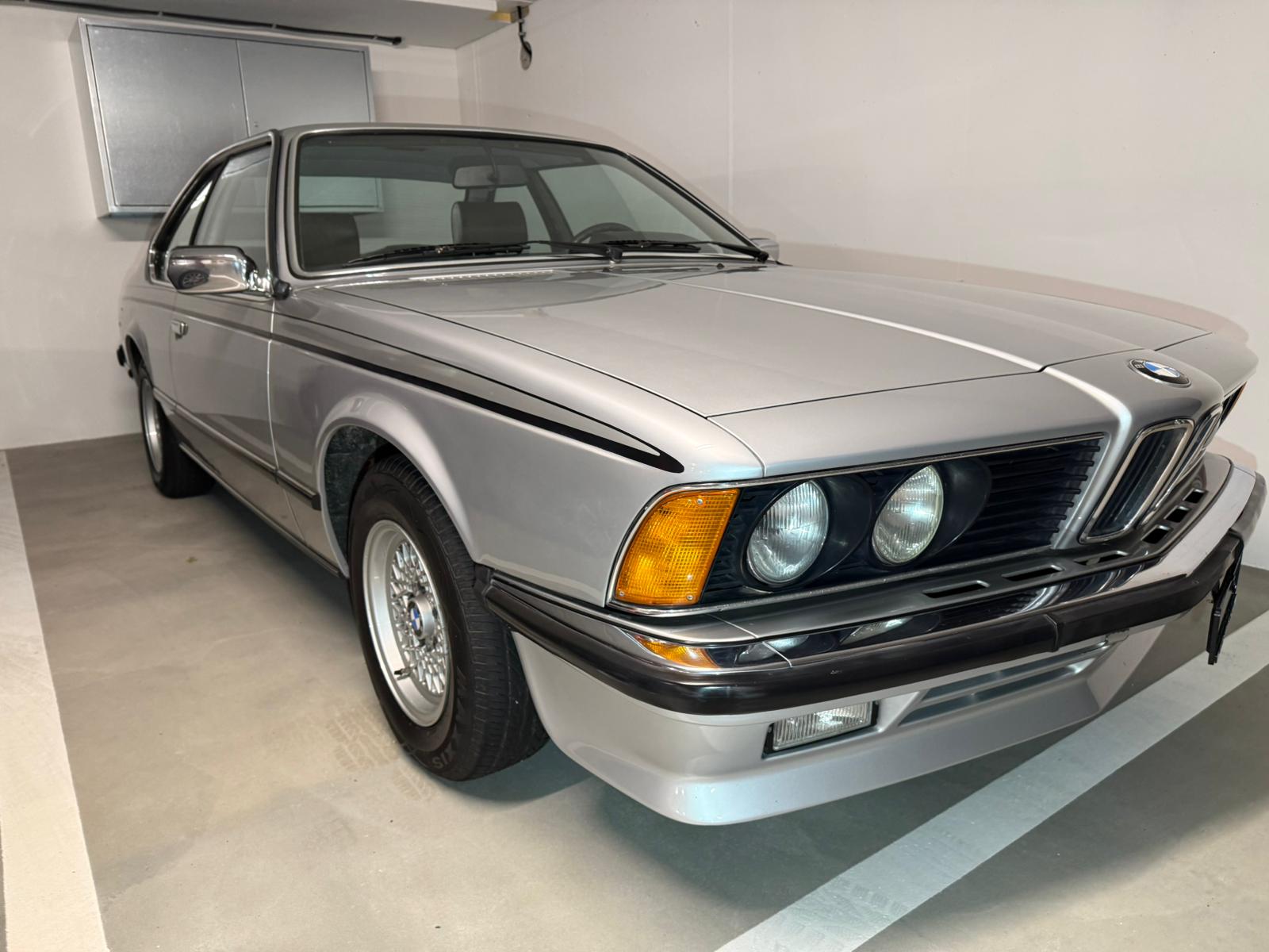 BMW CSI-showroom-element-2