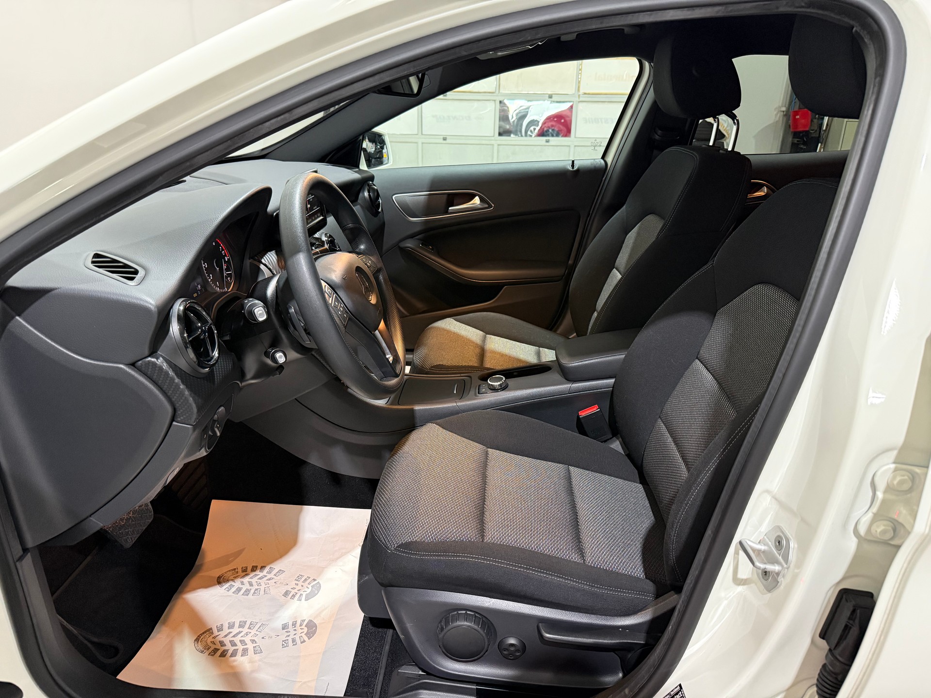 MERCEDES-BENZ GLA 200 7G-DCT-image-12