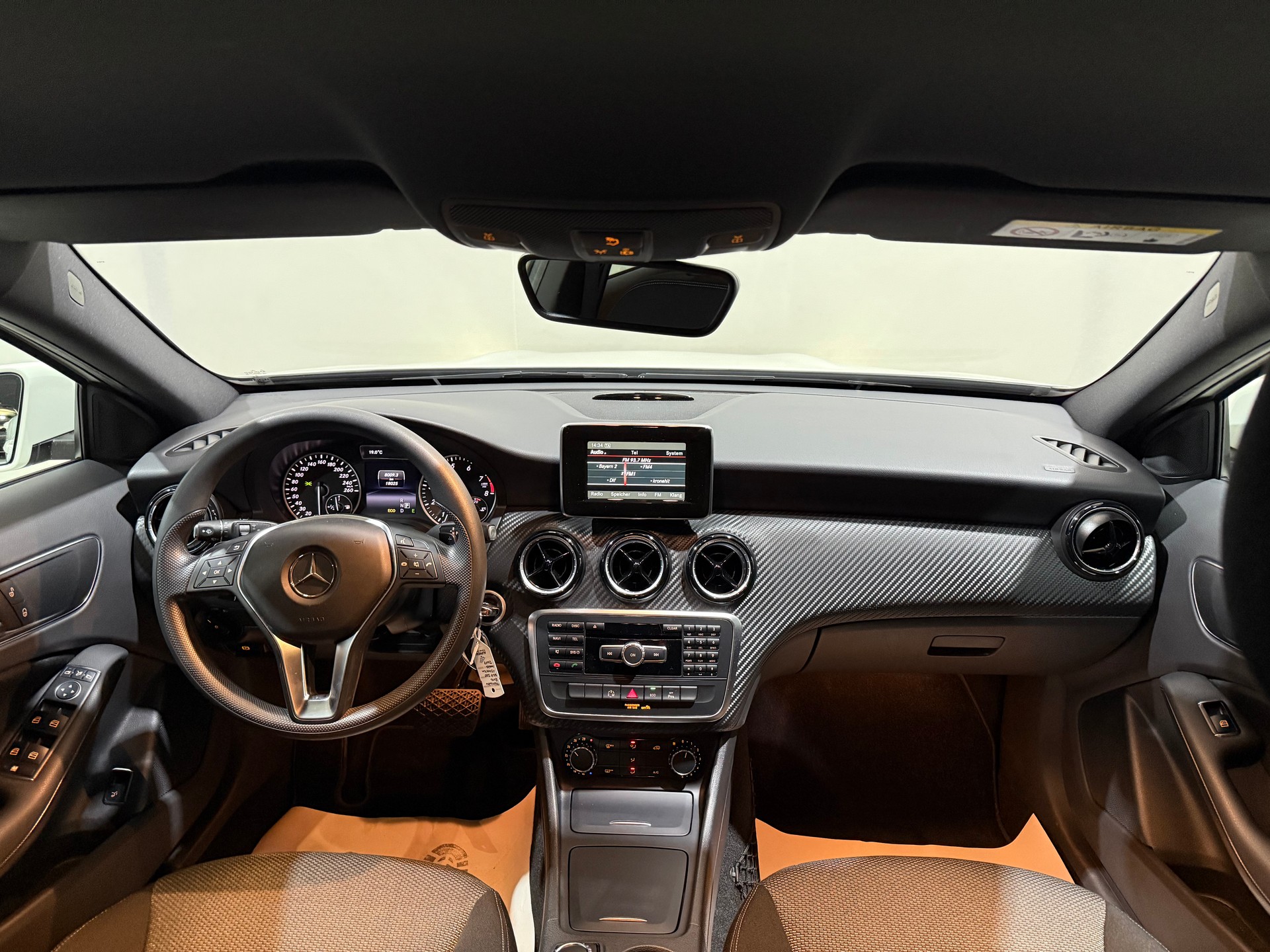 MERCEDES-BENZ GLA 200 7G-DCT-image-11