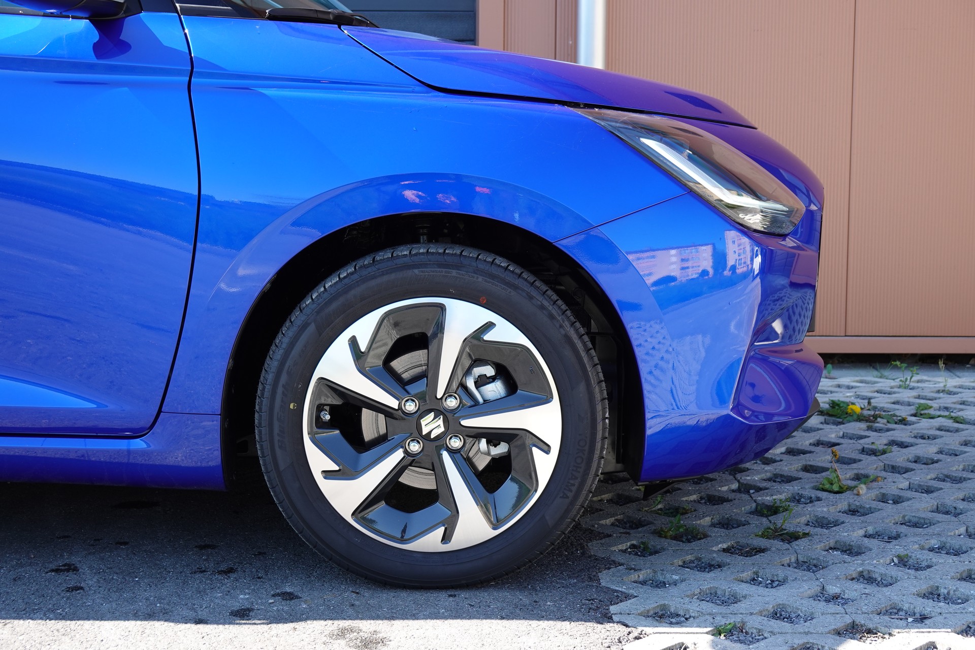SUZUKI Swift 1.2 Compact Top Hybrid CVT - * Tempomat Adapt. * Caméra de recul * Sièges chauffants * Apple Car Play * Aides Conduites"-image-4