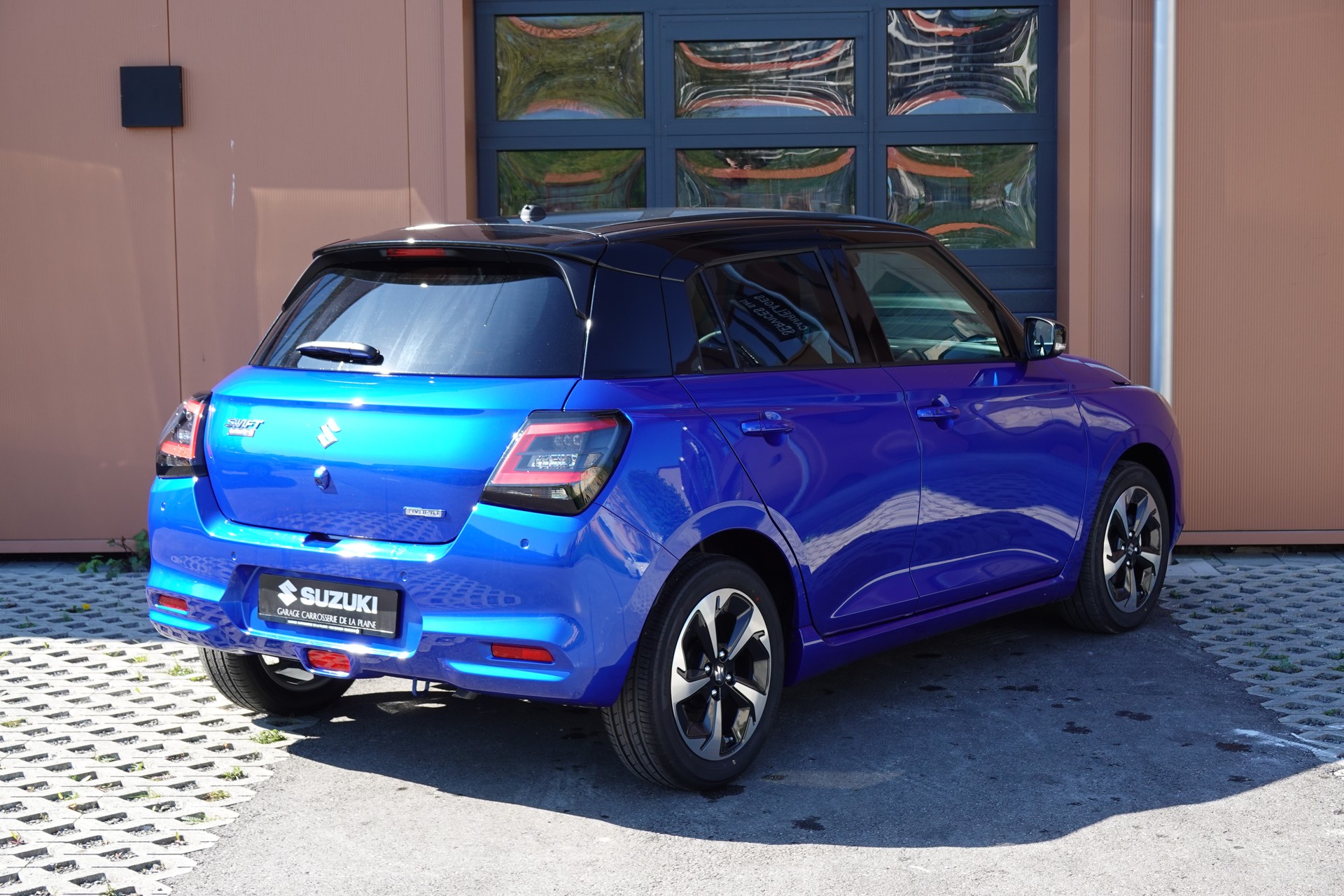 SUZUKI Swift 1.2 Compact Top Hybrid CVT - * Tempomat Adapt. * Caméra de recul * Sièges chauffants * Apple Car Play * Aides Conduites"-image-7