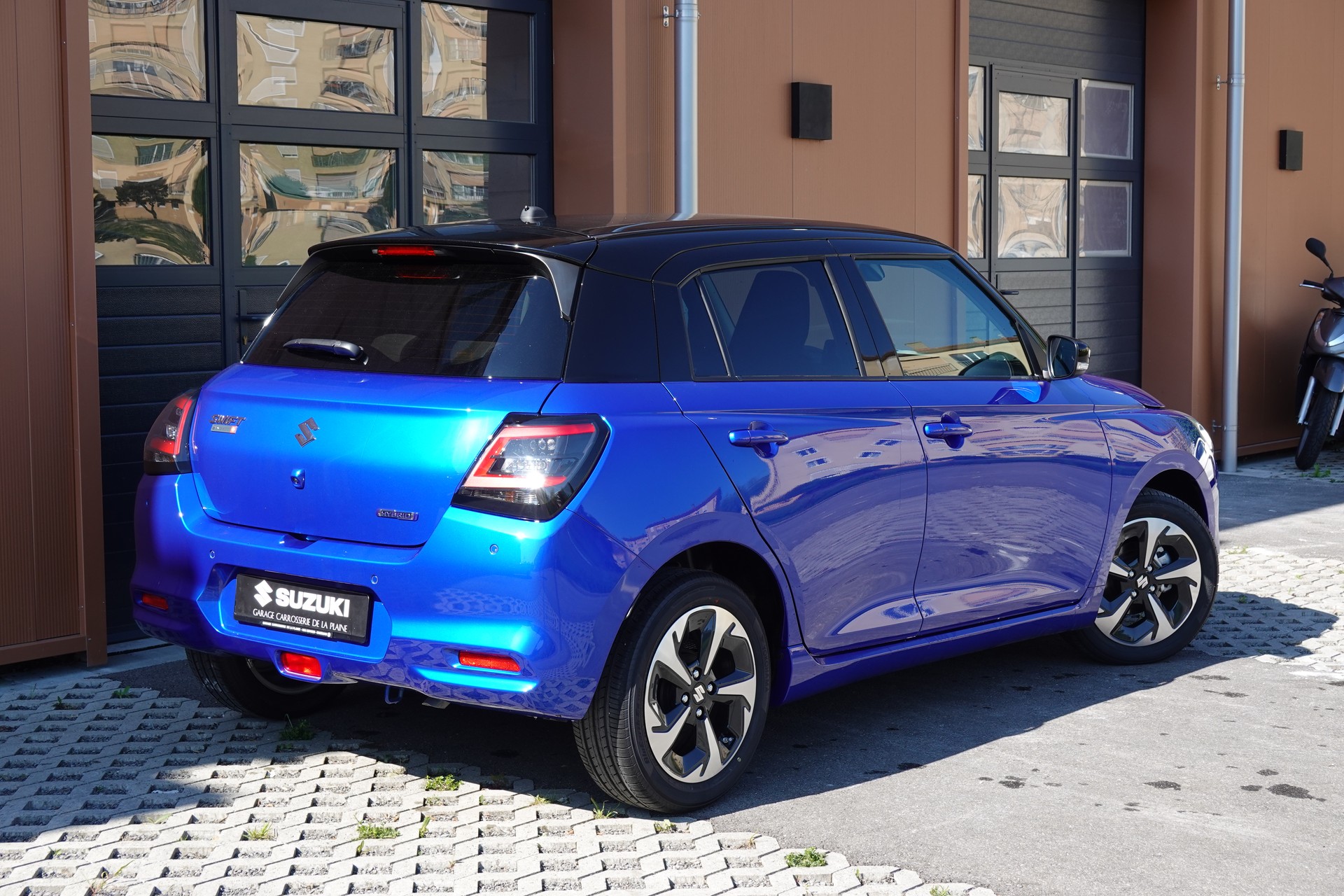 SUZUKI Swift 1.2 Compact Top Hybrid CVT - * Tempomat Adapt. * Caméra de recul * Sièges chauffants * Apple Car Play * Aides Conduites"-image-5