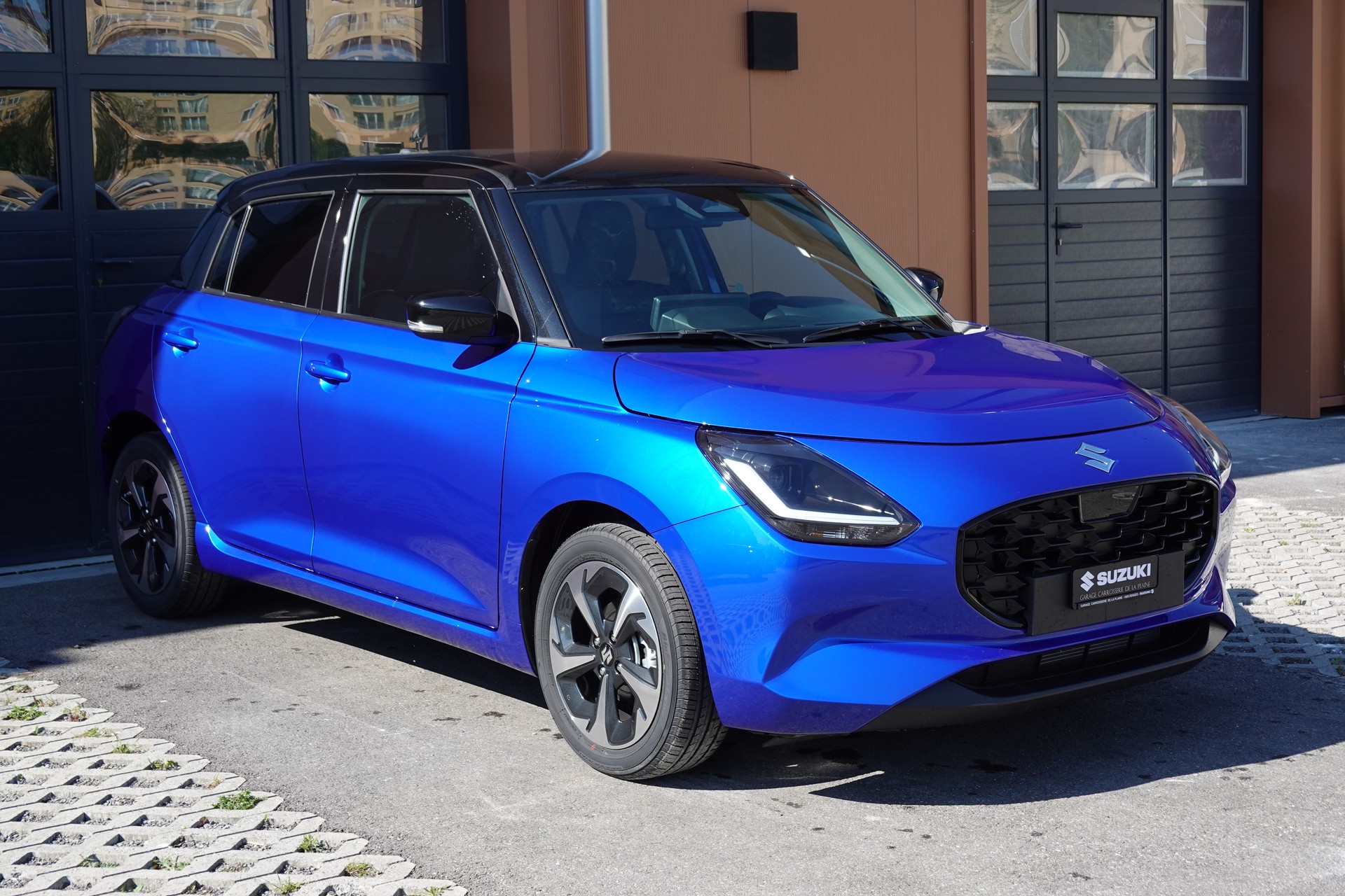 SUZUKI Swift 1.2 Compact Top Hybrid CVT - * Tempomat Adapt. * Caméra de recul * Sièges chauffants * Apple Car Play * Aides Conduites"-showroom-element-2