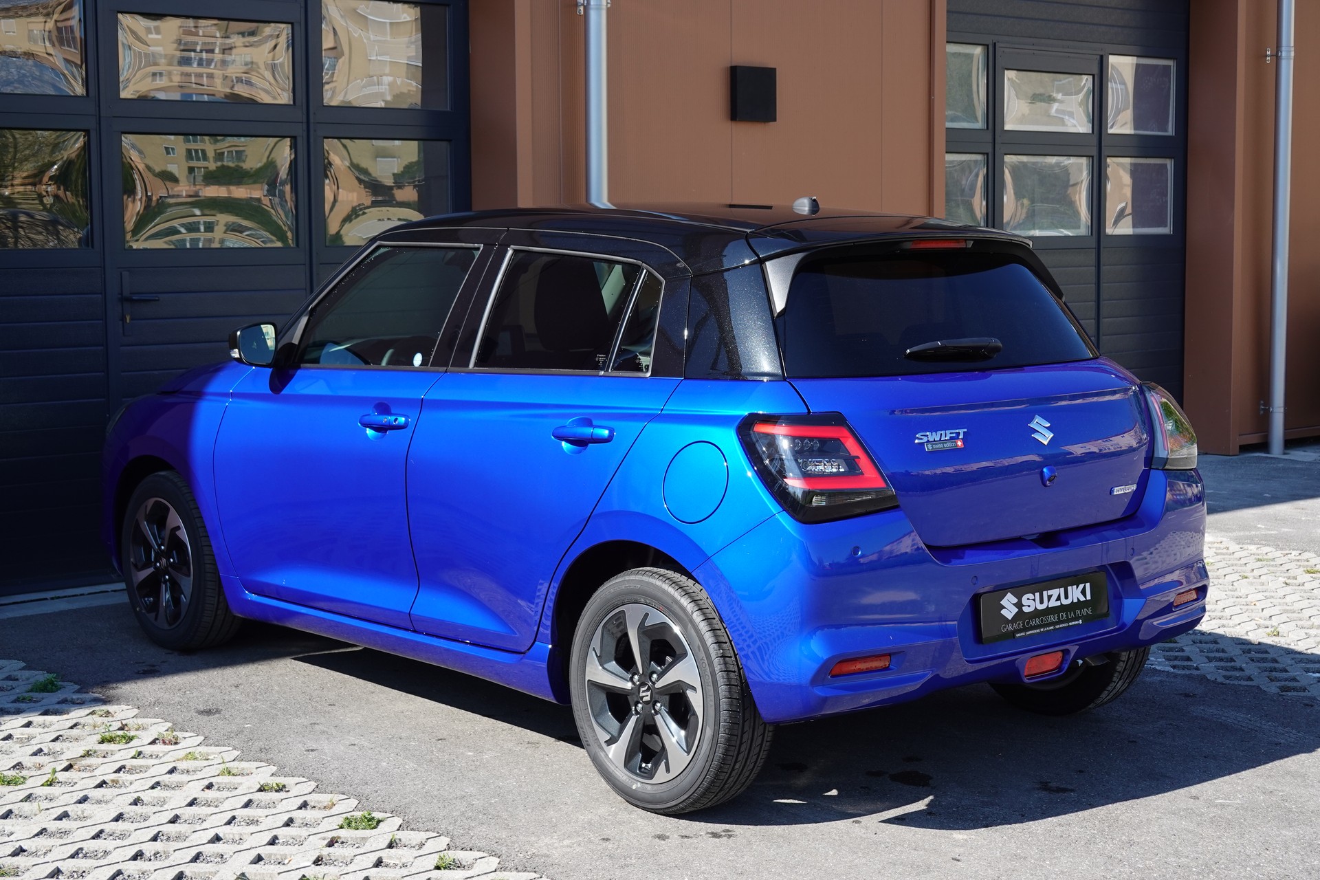 SUZUKI Swift 1.2 Compact Top Hybrid CVT - * Tempomat Adapt. * Caméra de recul * Sièges chauffants * Apple Car Play * Aides Conduites"-image-9