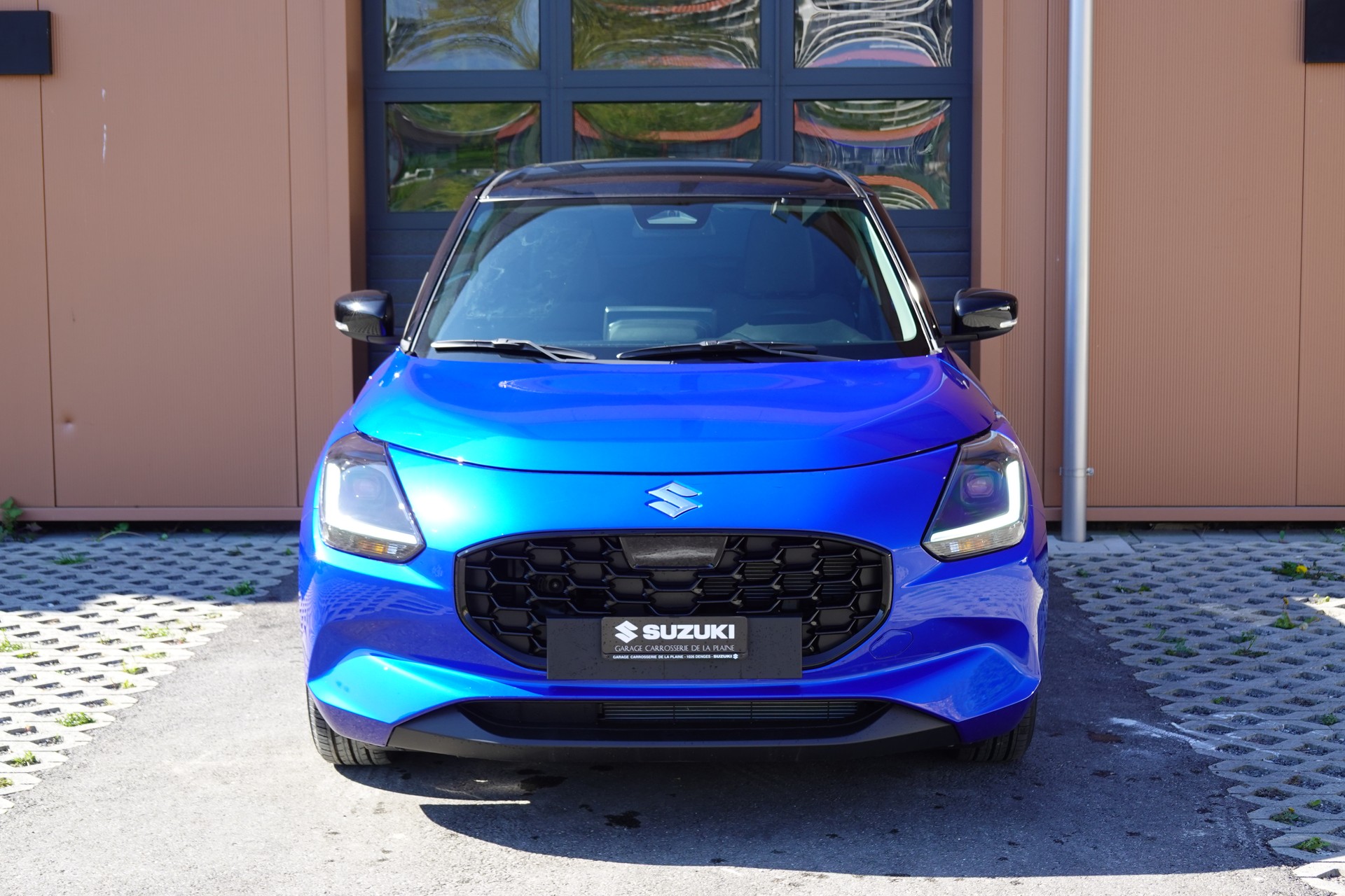 SUZUKI Swift 1.2 Compact Top Hybrid CVT - * Tempomat Adapt. * Caméra de recul * Sièges chauffants * Apple Car Play * Aides Conduites"-showroom-element-1