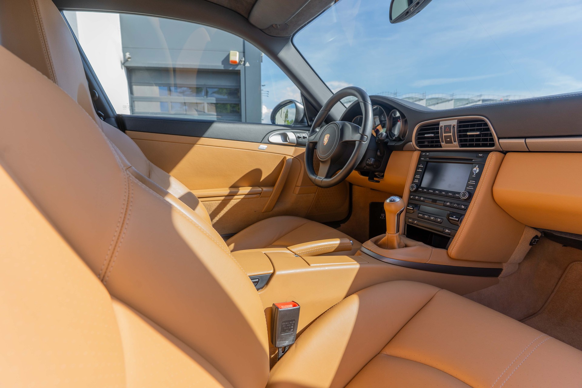 PORSCHE 911 Carrera 4-image-8