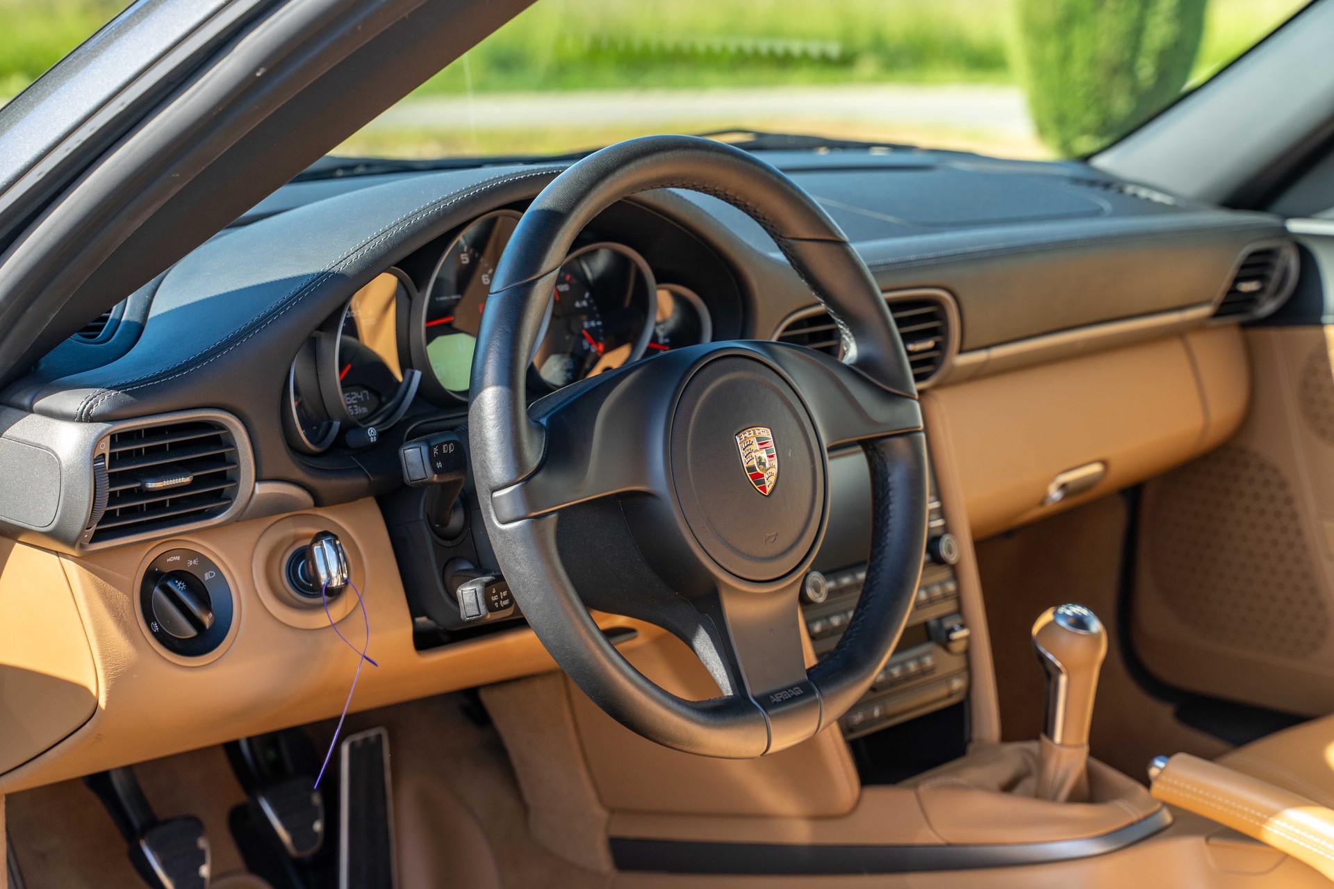PORSCHE 911 Carrera 4-image-6