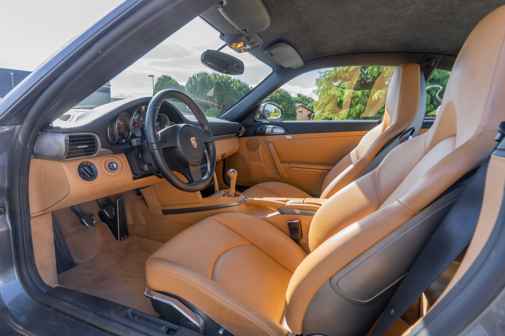 PORSCHE 911 Carrera 4-image-7