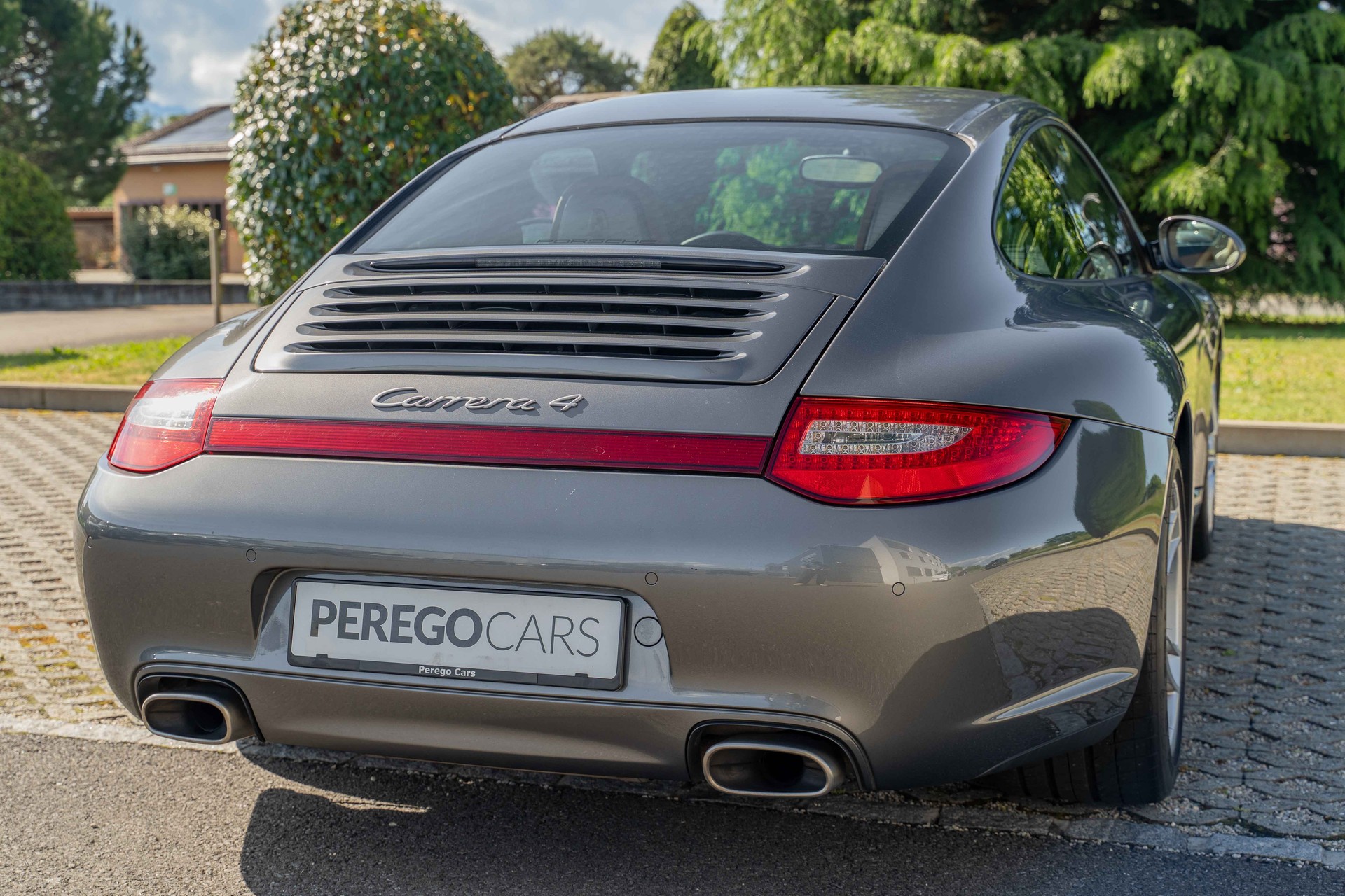 PORSCHE 911 Carrera 4-image-13