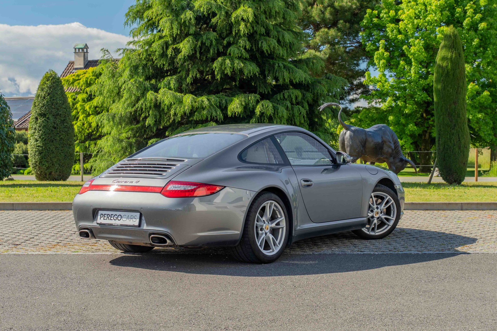PORSCHE 911 Carrera 4-image-4