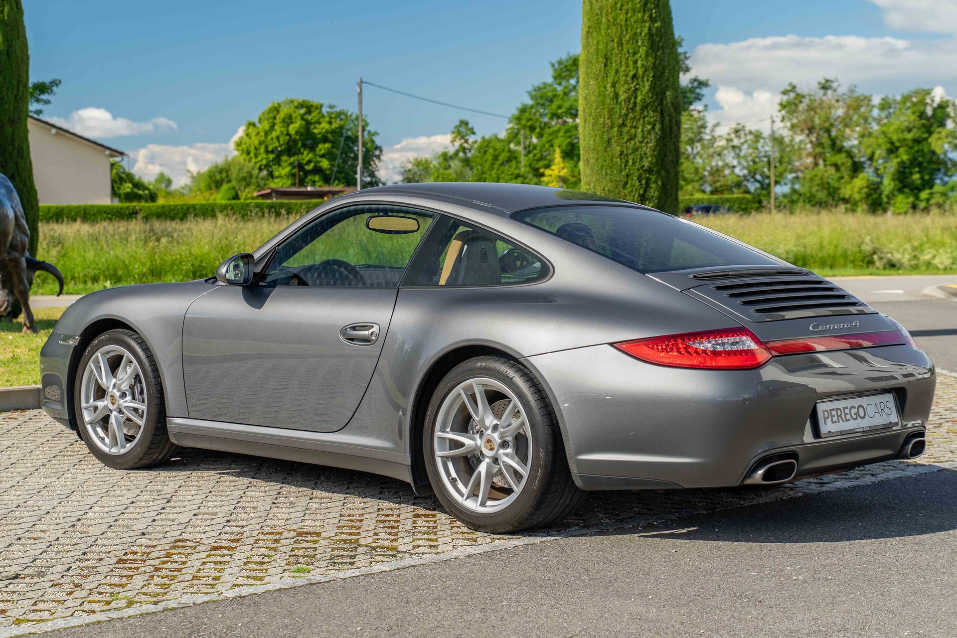 PORSCHE 911 Carrera 4-image-12