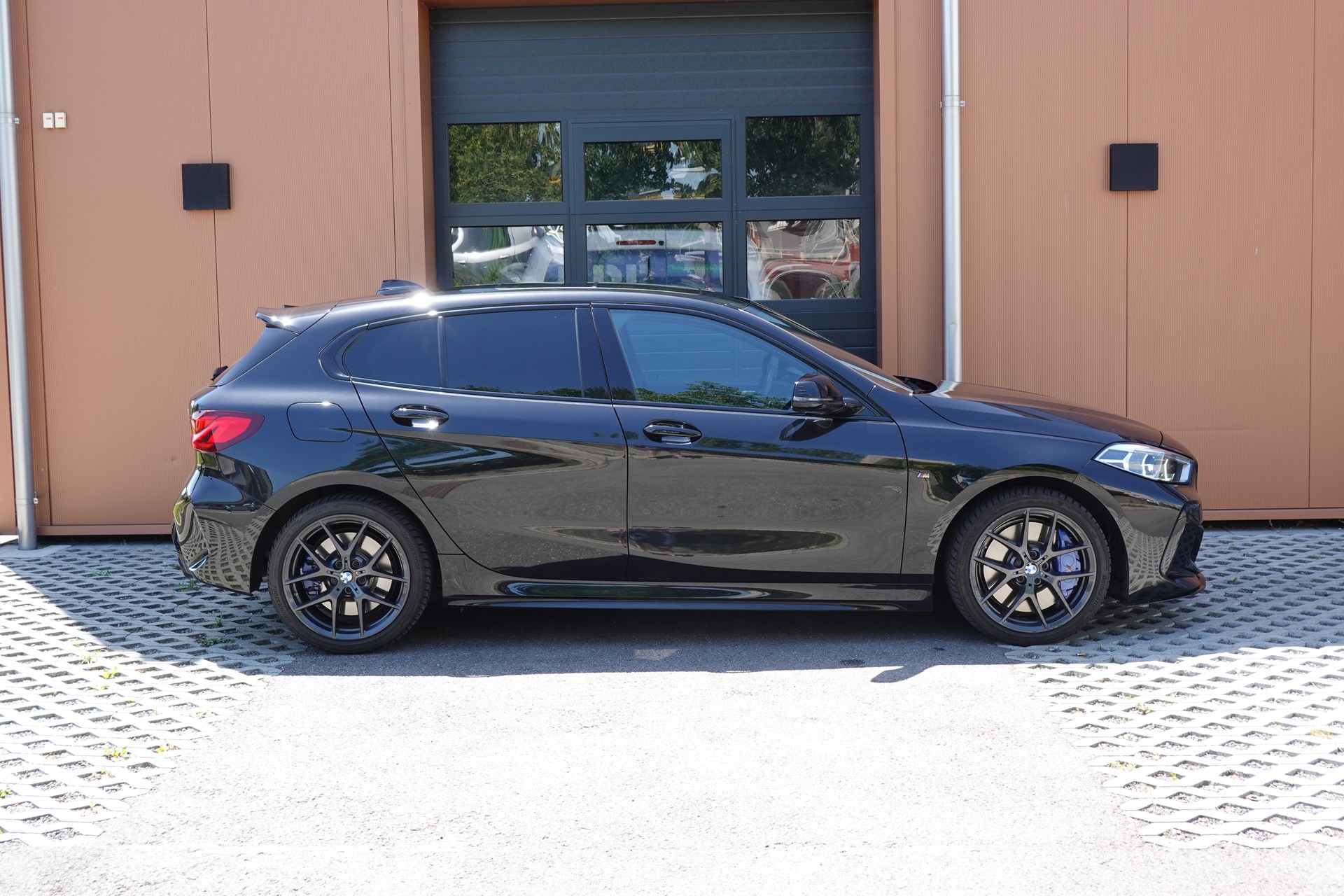 BMW M135i xDrive Steptronic - " CH Auto * Harman Kardon * Tempomat * Volant Chauffant * Sièges Sport Electrique/Mémoire/Chauffants "-showroom-element-3