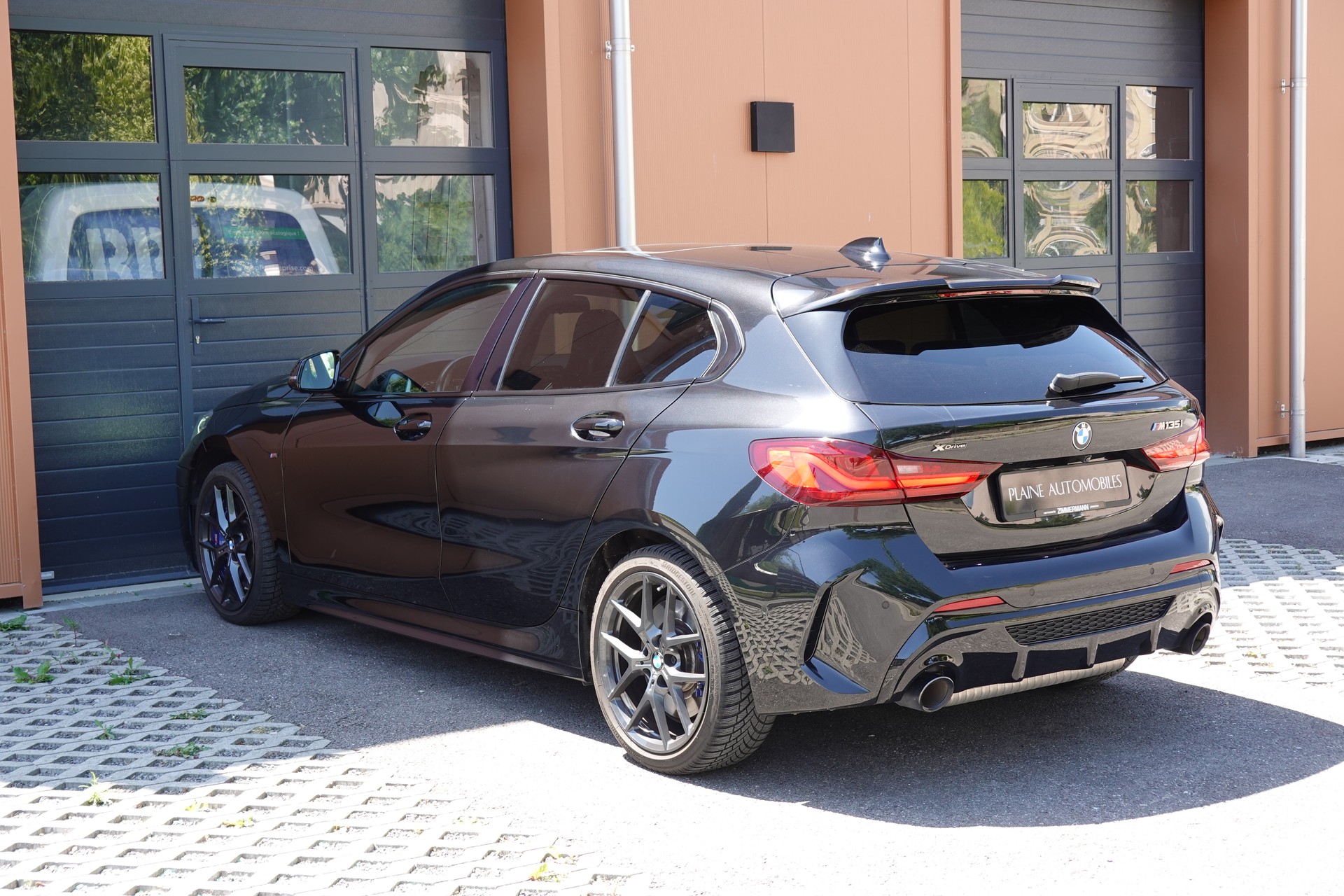 BMW M135i xDrive Steptronic - " CH Auto * Harman Kardon * Tempomat * Volant Chauffant * Sièges Sport Electrique/Mémoire/Chauffants "-image-9