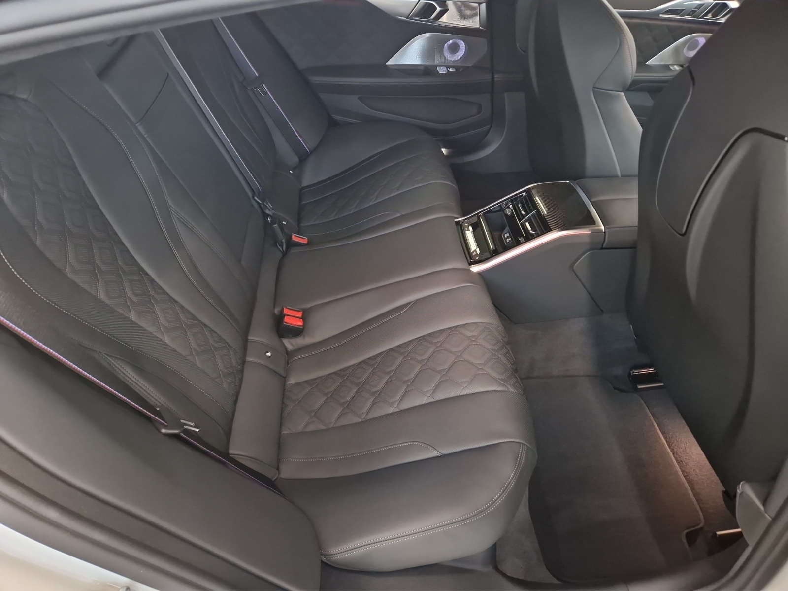 BMW M8 xDrive M Competition-image-10