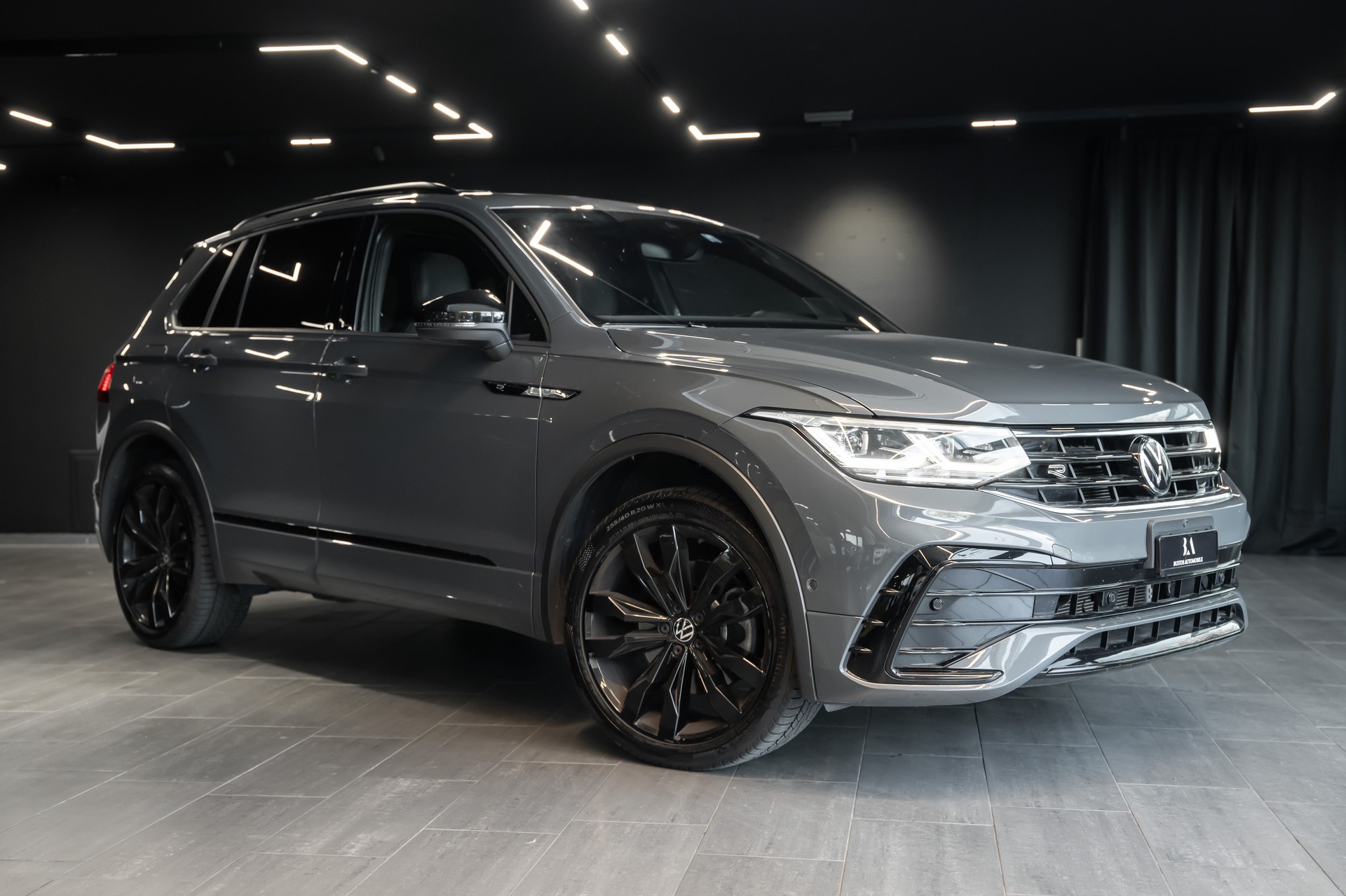 VW Tiguan 2.0TSI R-Line / CH Auto / Pano- Schiebedach / Allrad / Anhängerkupplung / 360 Kamera / harman kardon / Head-Up Display