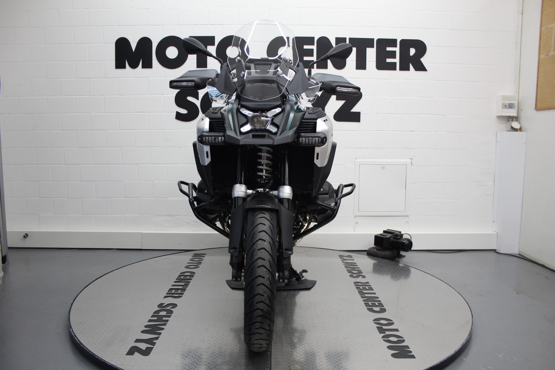 BMW R 1300 GS Adventure-image-2