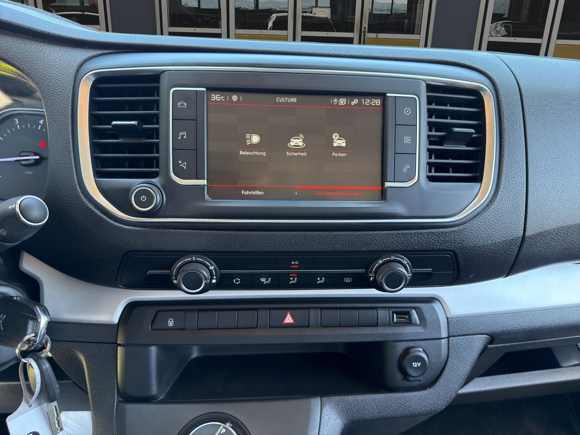 CITROEN Spacetourer M 2.0 BlueHDi 180 Business S/S-image-14