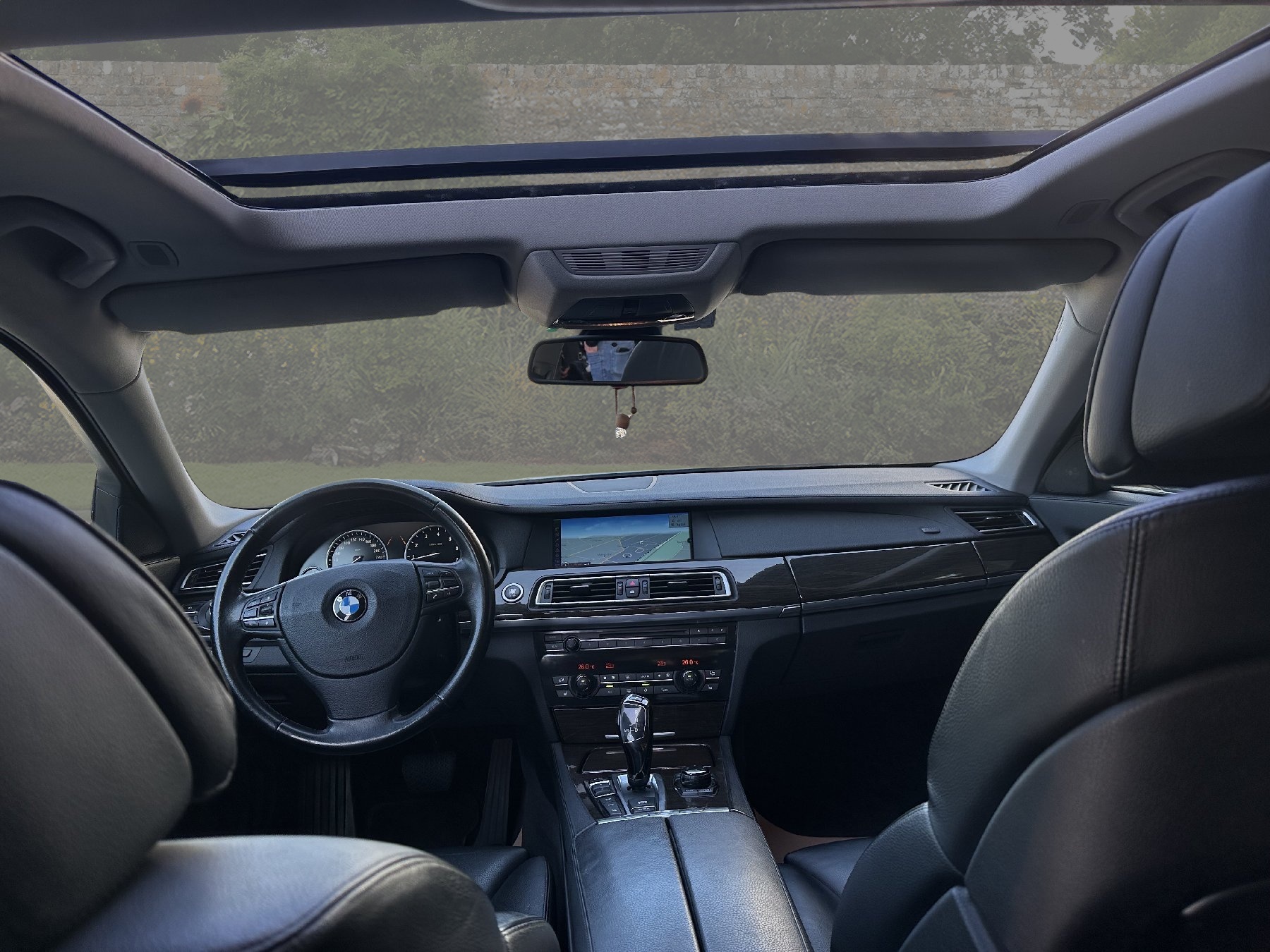 BMW 750i xDrive-image-9