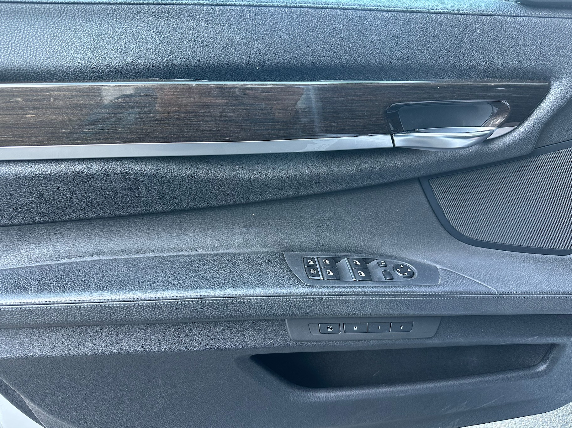 BMW 750i xDrive-image-14