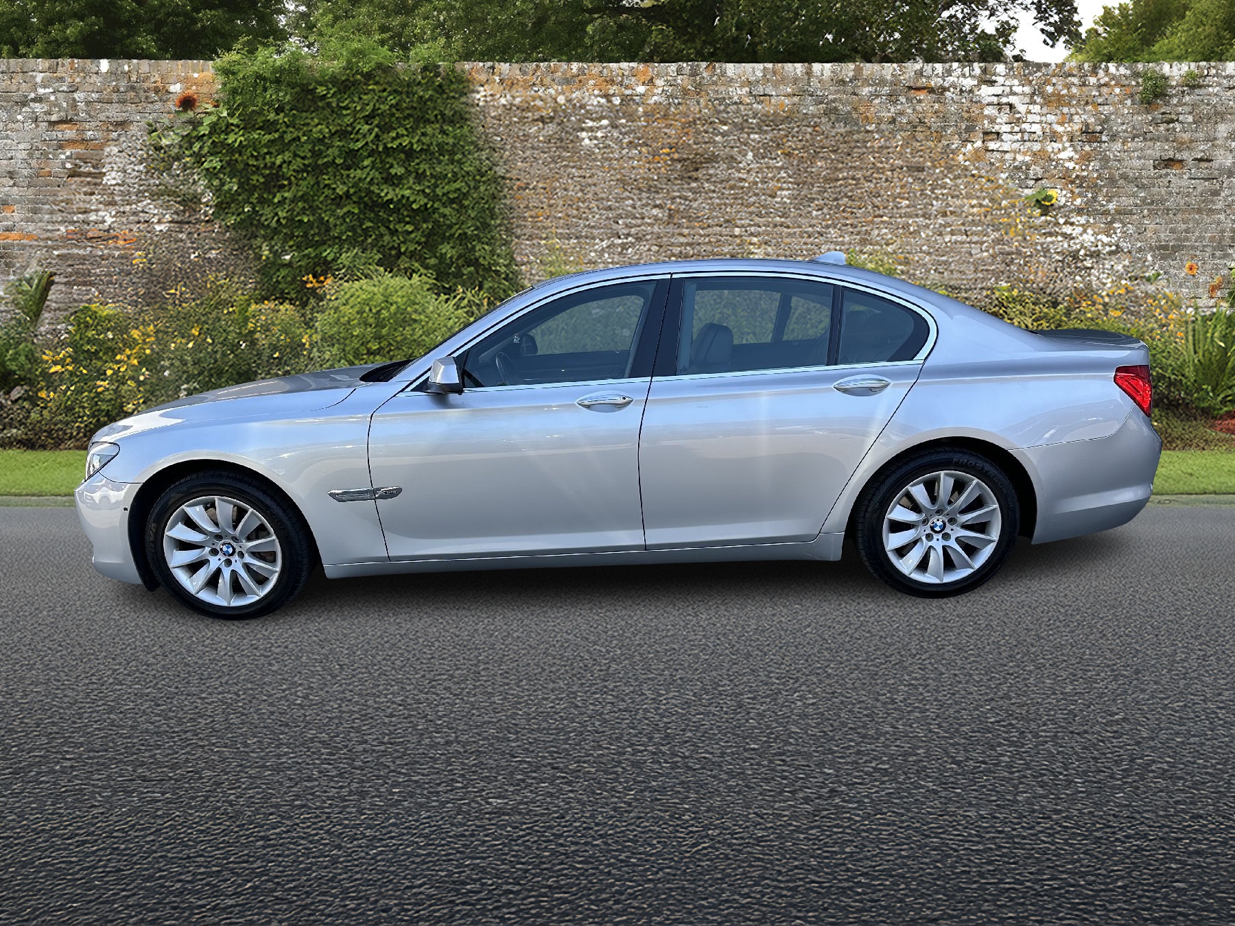 BMW 750i xDrive-image-1