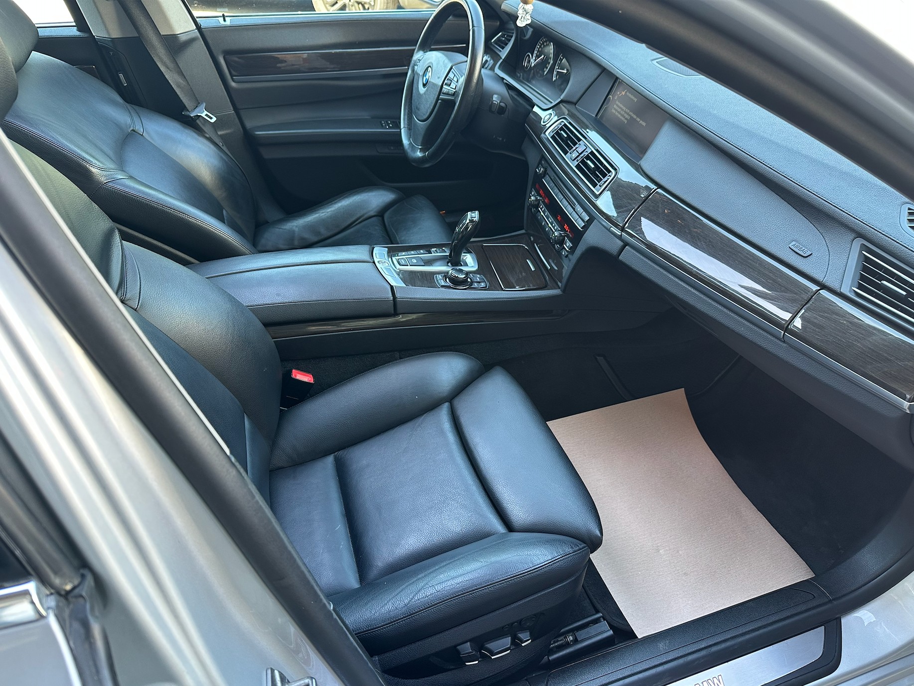 BMW 750i xDrive-image-11
