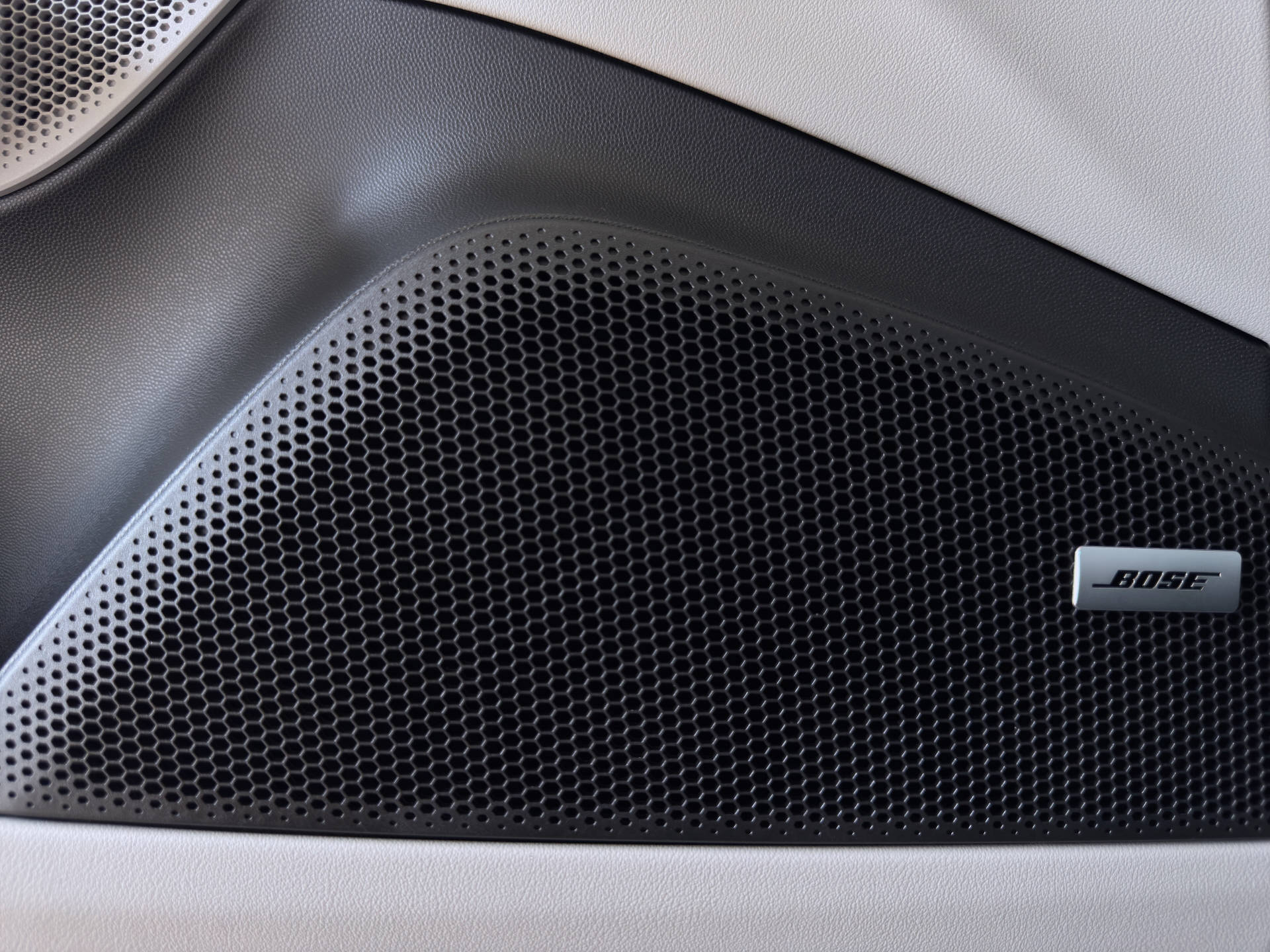 PORSCHE Macan Turbo-image-12
