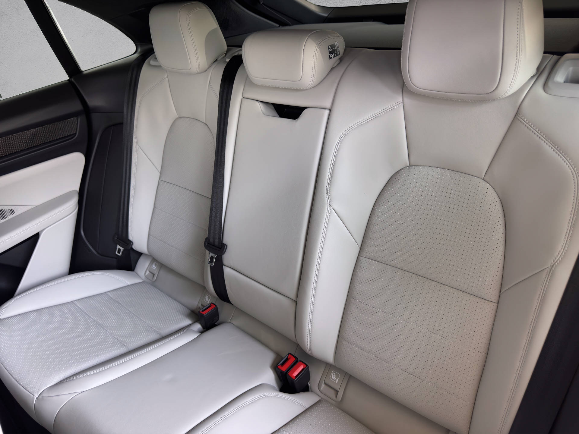 PORSCHE Macan Turbo-image-14