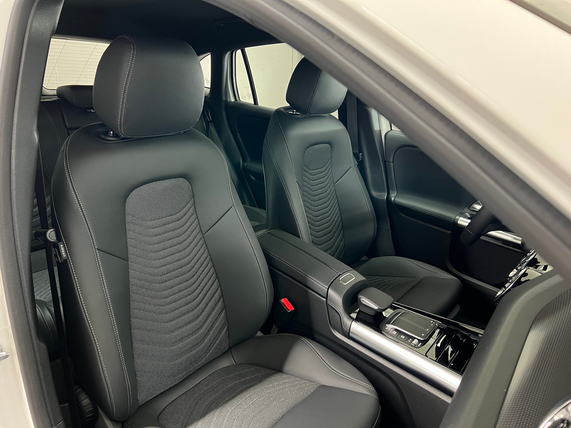 MERCEDES-BENZ EQA 300 4MATIC-image-7