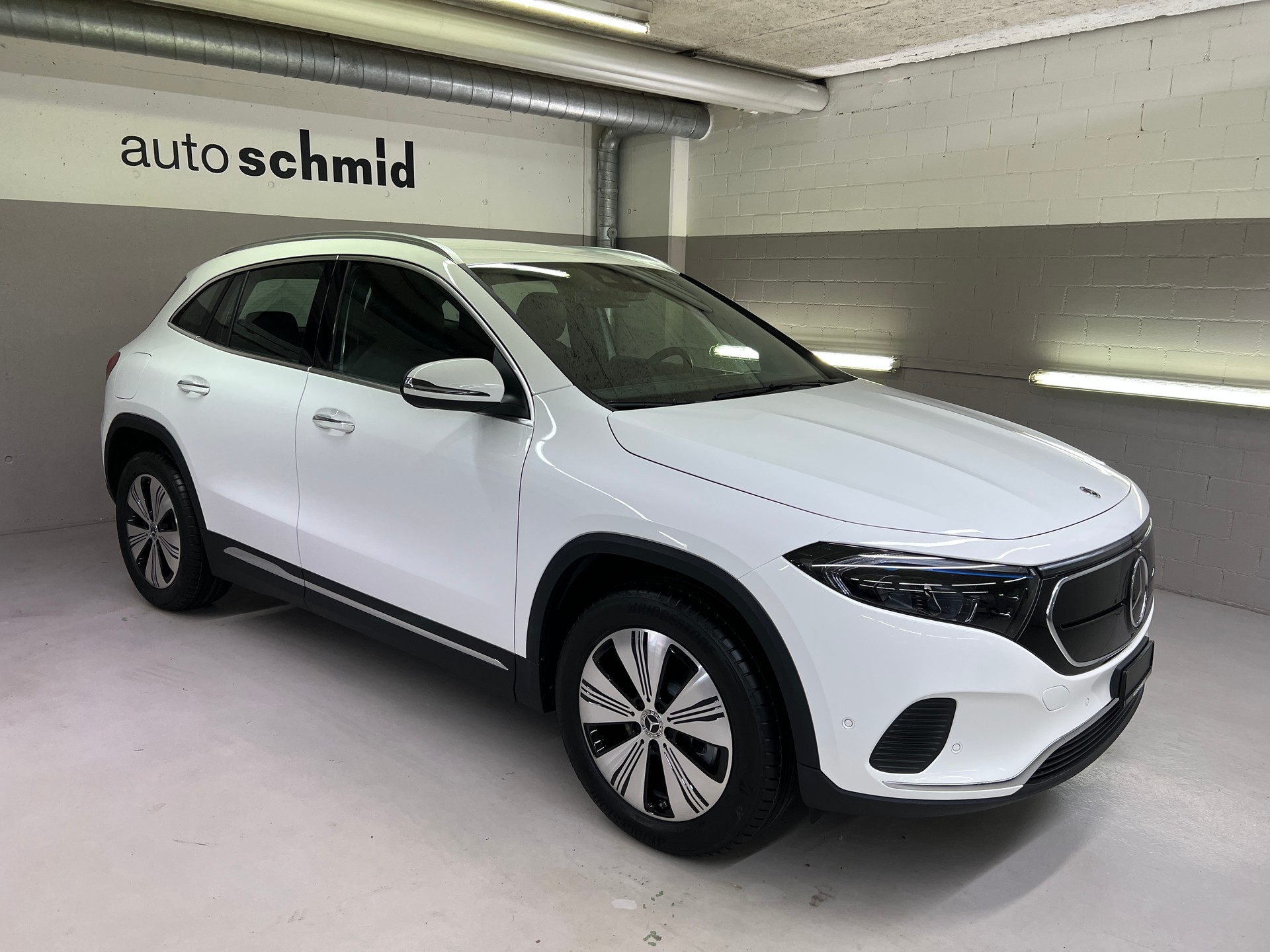 MERCEDES-BENZ EQA 300 4MATIC-showroom-element-1