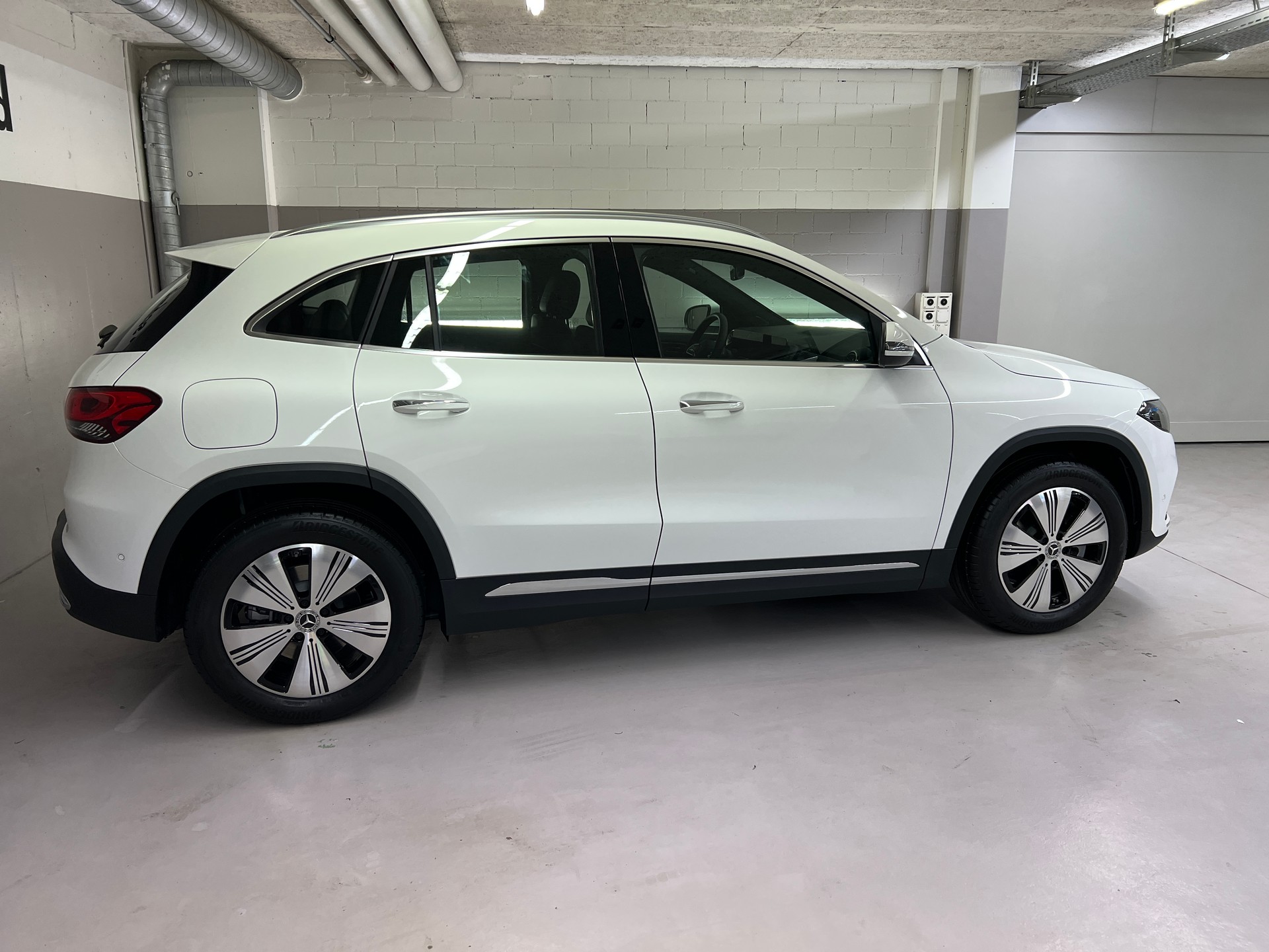 MERCEDES-BENZ EQA 300 4MATIC-showroom-element-2