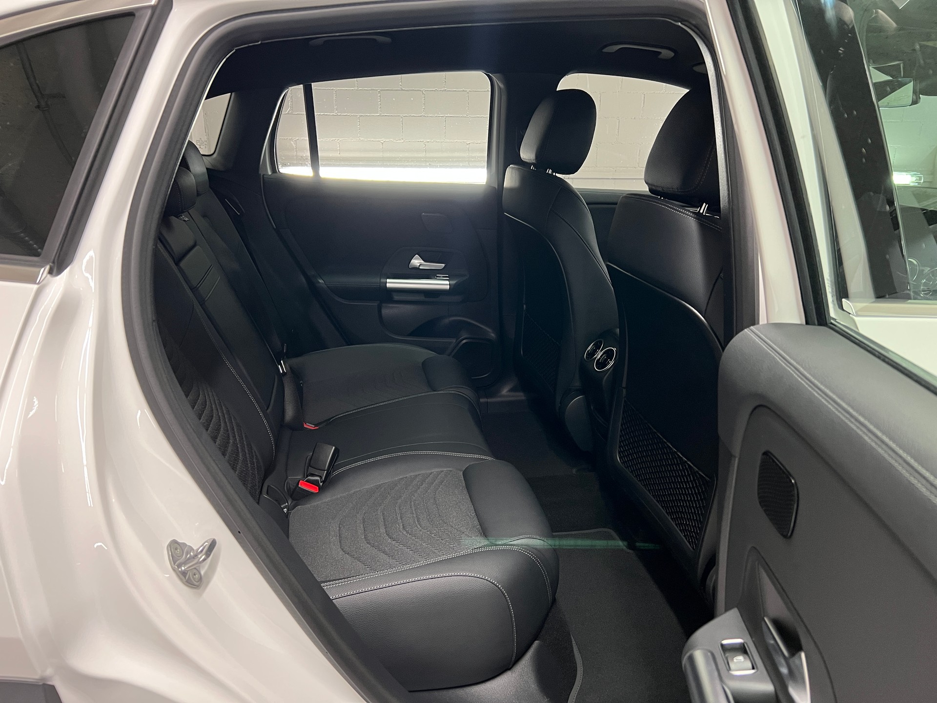 MERCEDES-BENZ EQA 300 4MATIC-image-8