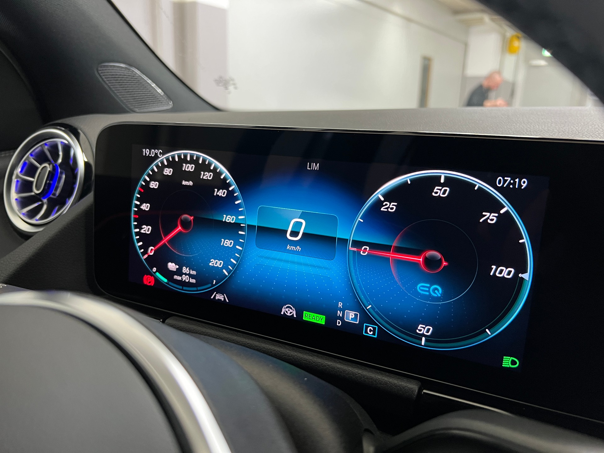MERCEDES-BENZ EQA 300 4MATIC-image-20