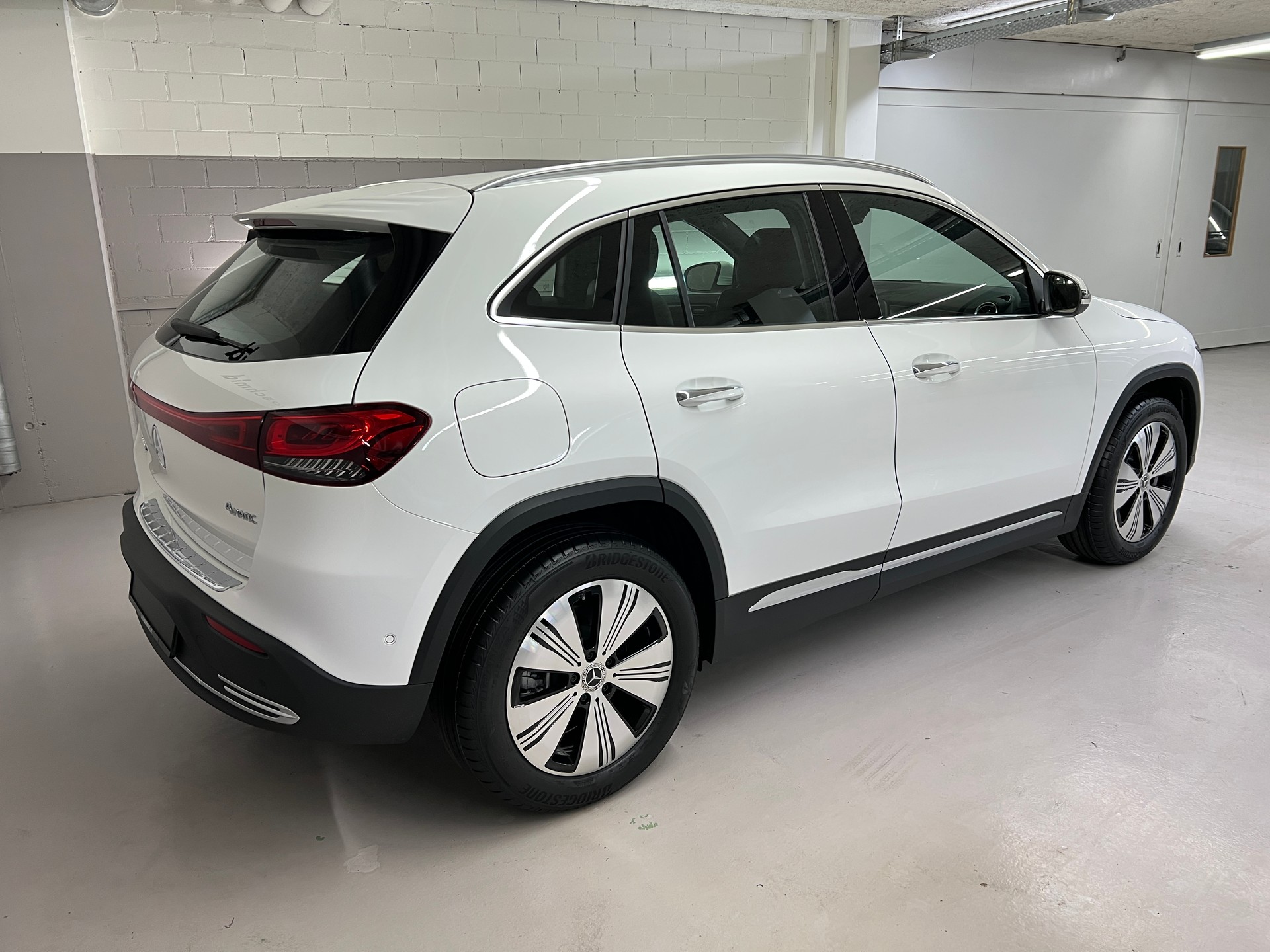 MERCEDES-BENZ EQA 300 4MATIC-showroom-element-3