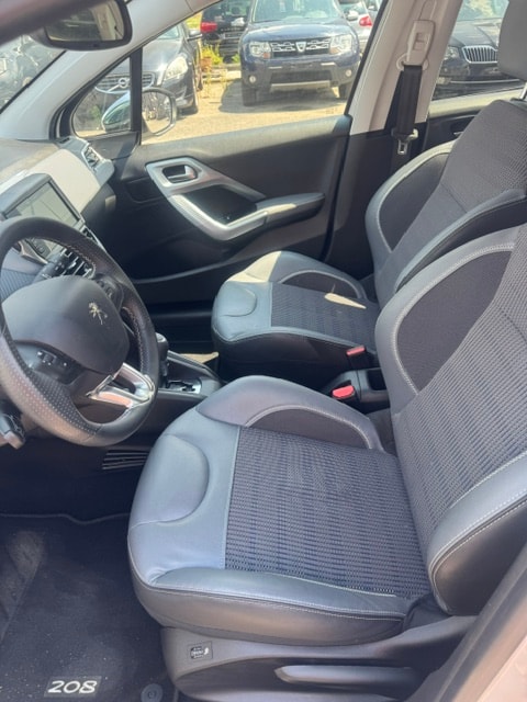 PEUGEOT 208 1.2 PureTech Allure EAT6-image-15