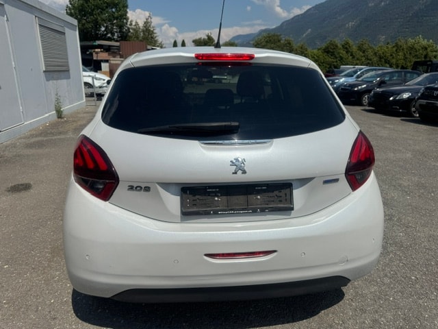 PEUGEOT 208 1.2 PureTech Allure EAT6-image-11
