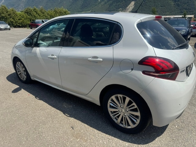 PEUGEOT 208 1.2 PureTech Allure EAT6-image-12