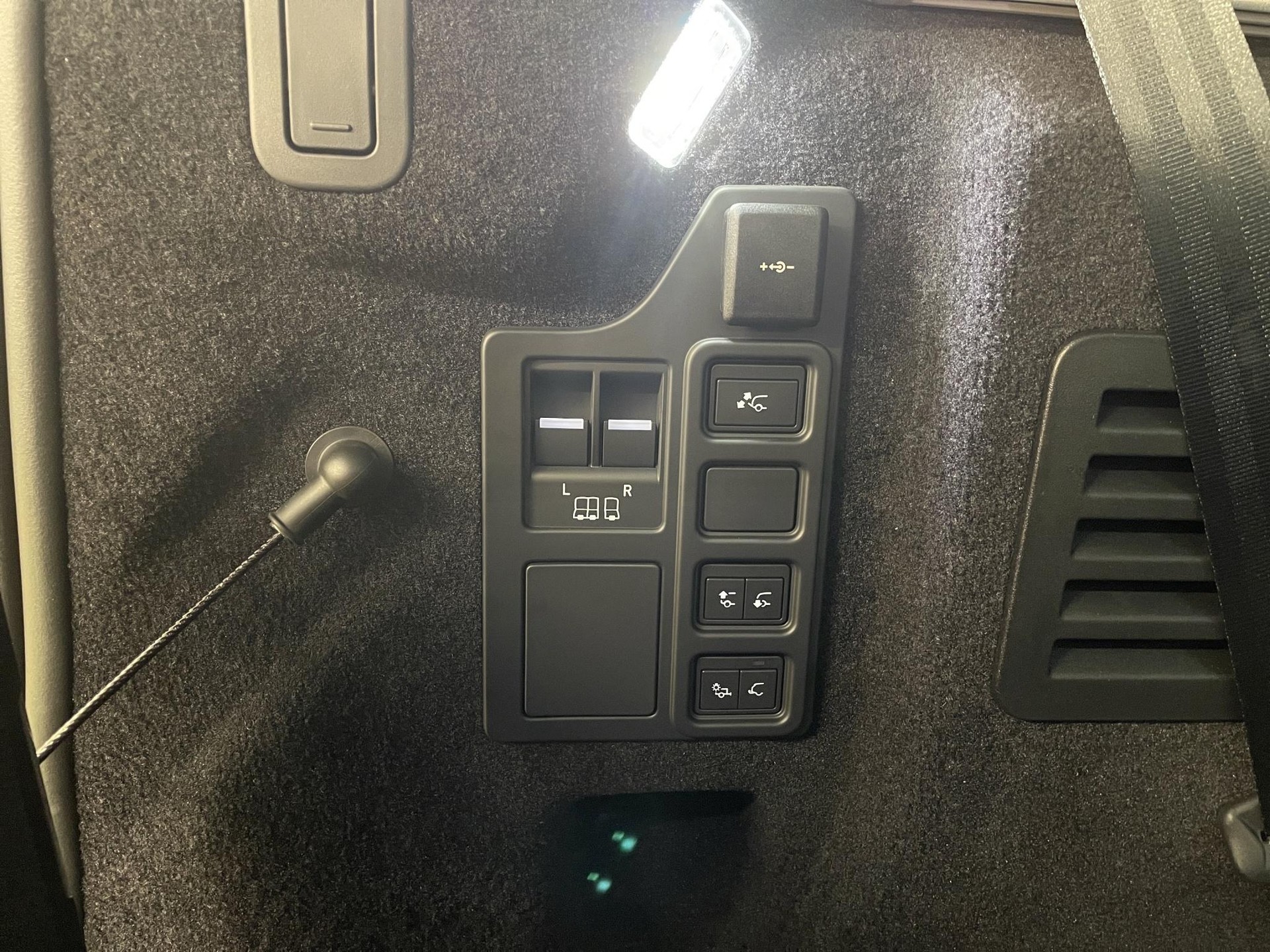 LAND ROVER Discovery 3.0 D I6 350 Dynamic HSE (7-Plätzer)-image-11