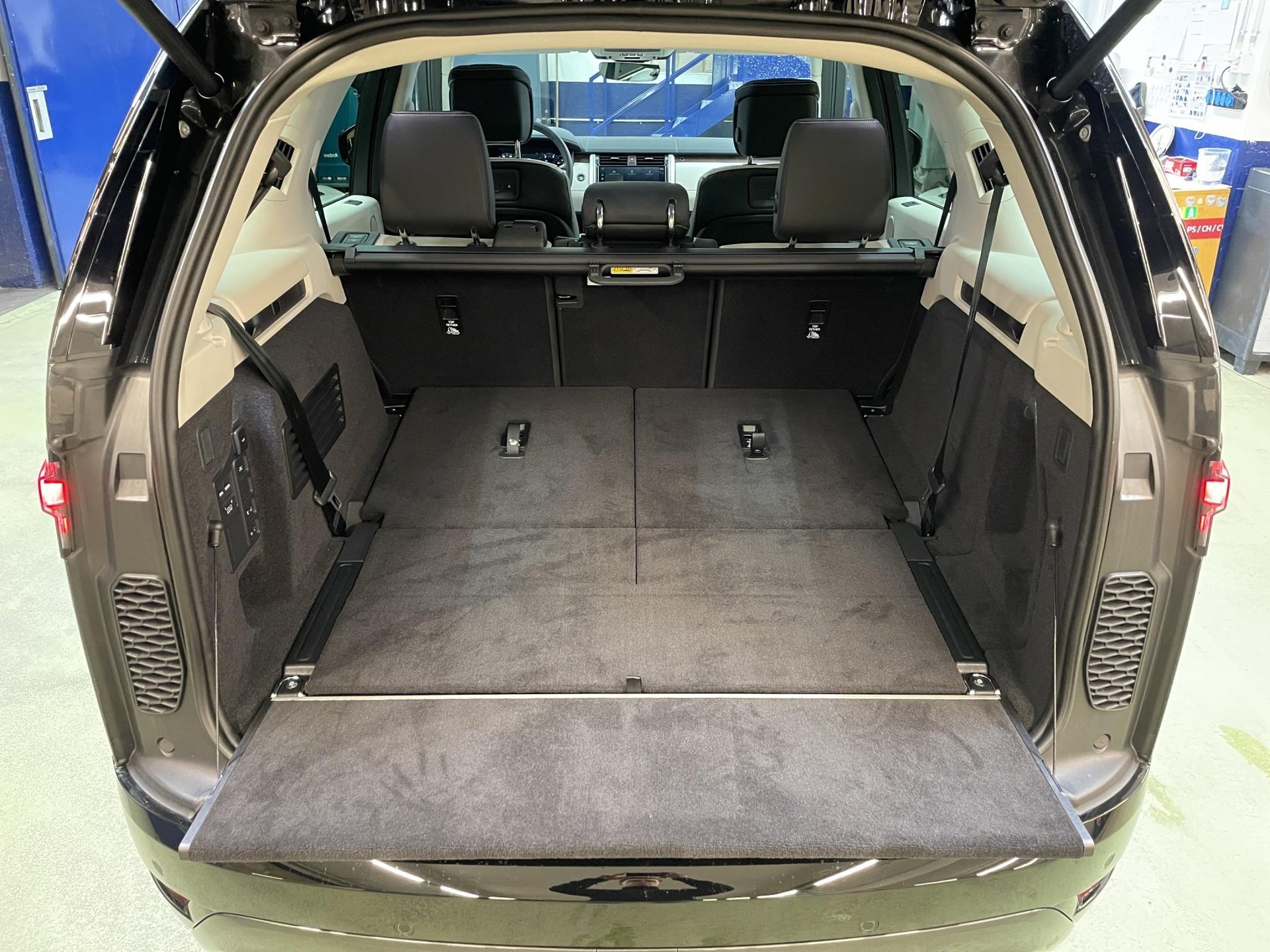 LAND ROVER Discovery 3.0 D I6 350 Dynamic HSE (7-Plätzer)-image-13