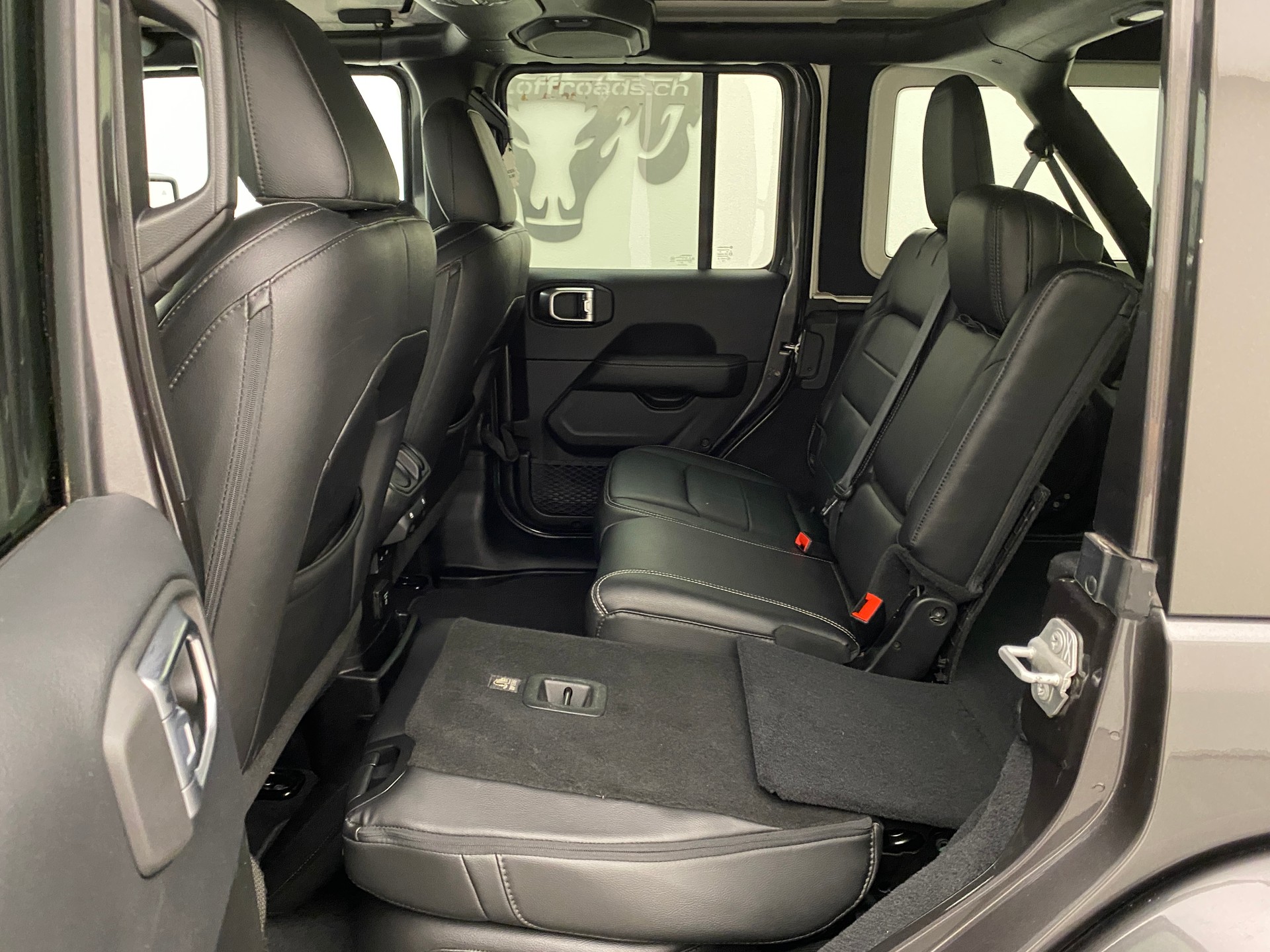 JEEP Wrangler 2.0 Sahara Unlimited-image-14