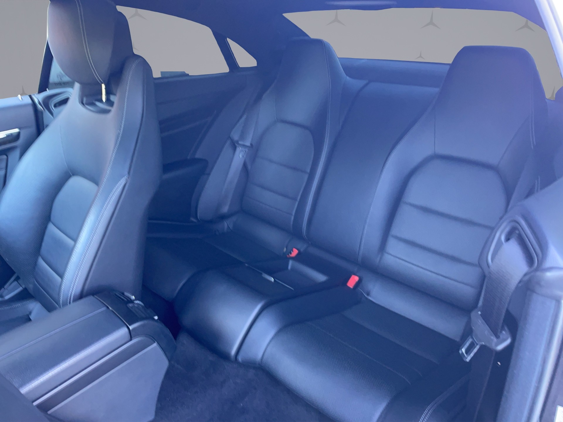 MERCEDES-BENZ E 350 4Matic Coupé AMG Line-image-13