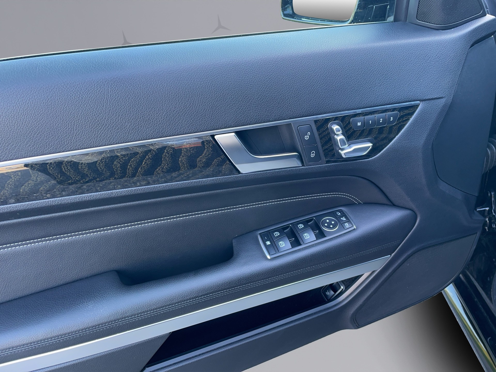 MERCEDES-BENZ E 350 4Matic Coupé AMG Line-image-10